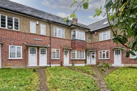 2 bed maisonette for sale in London N3