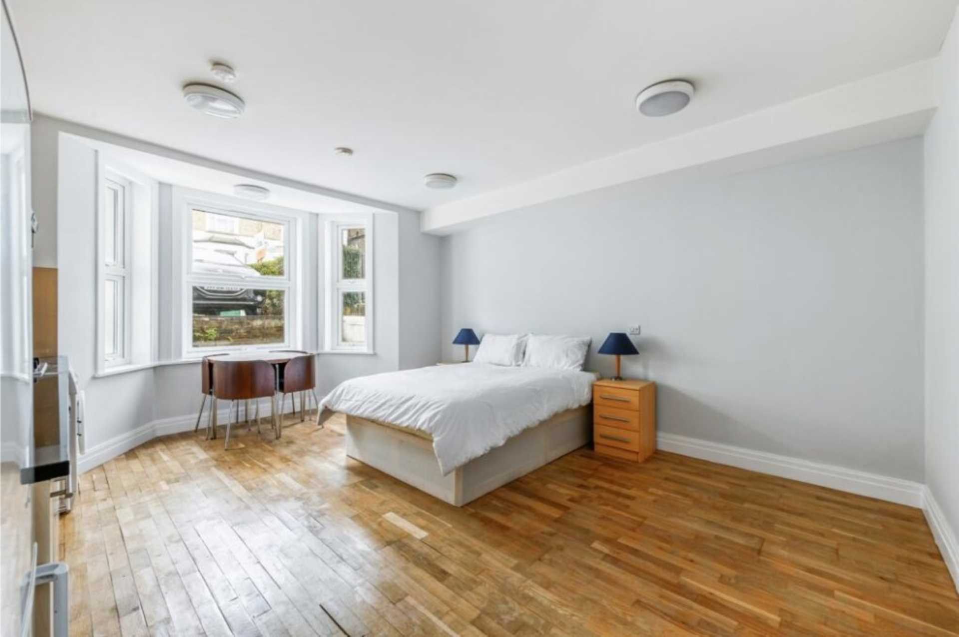 London W5 3UP 1 bed studio rental property internal/external image-2