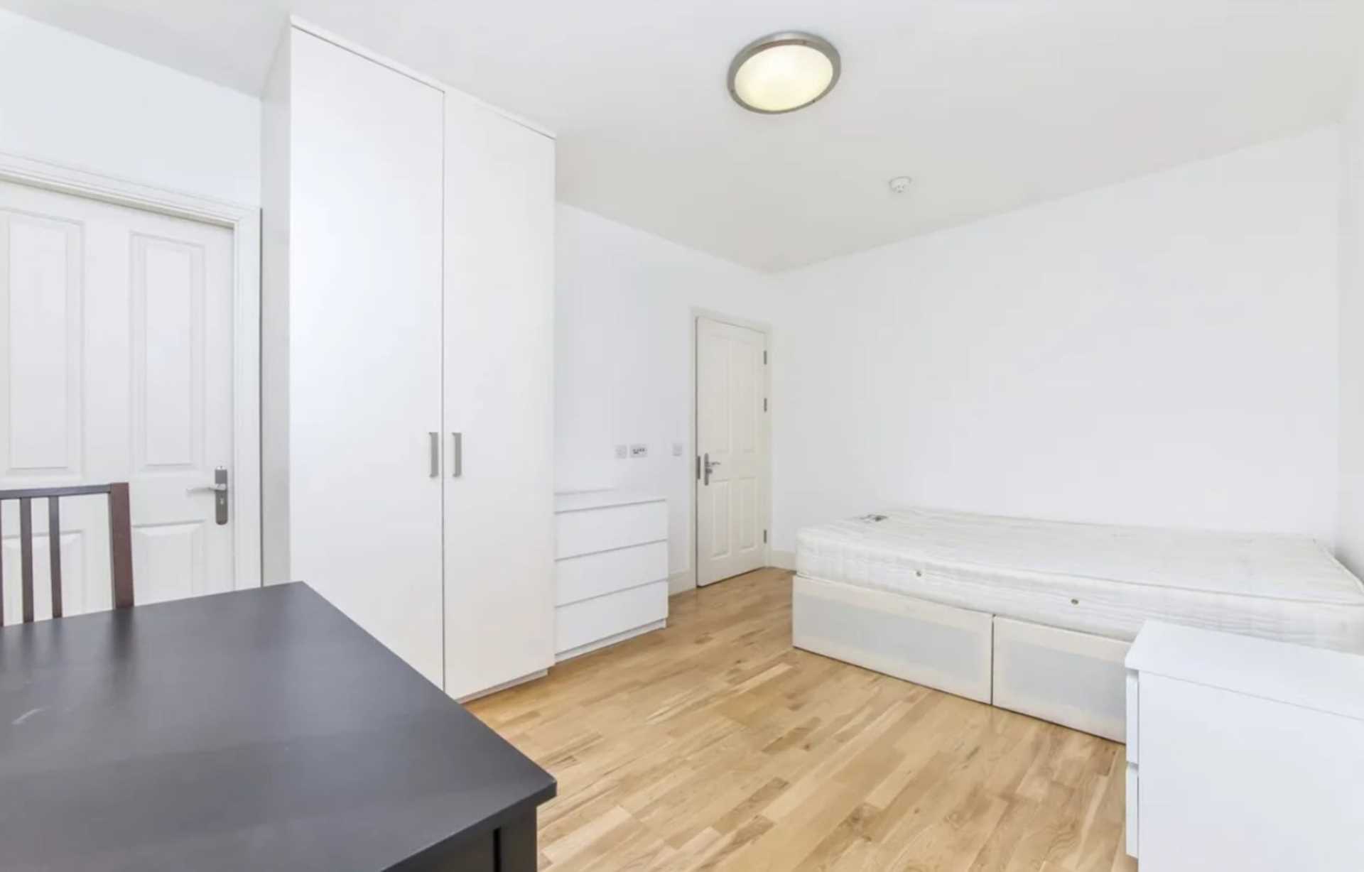 London W5 3UP 1 bed studio rental property internal/external image-1