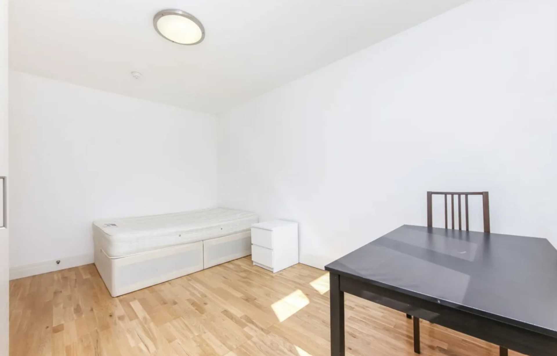 London W5 3UP 1 bed studio rental property internal/external image-2