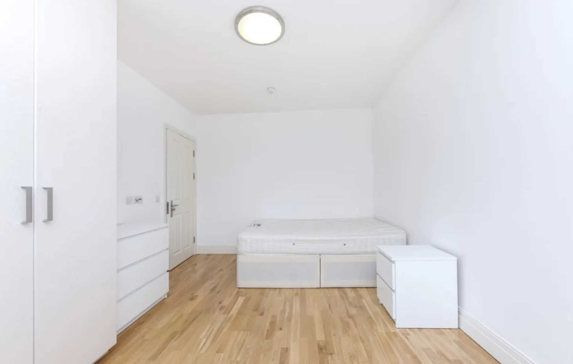 London W5 3UP 1 bed studio rental property internal/external image-4