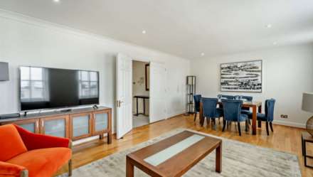 2 bed flat to rent in London W8