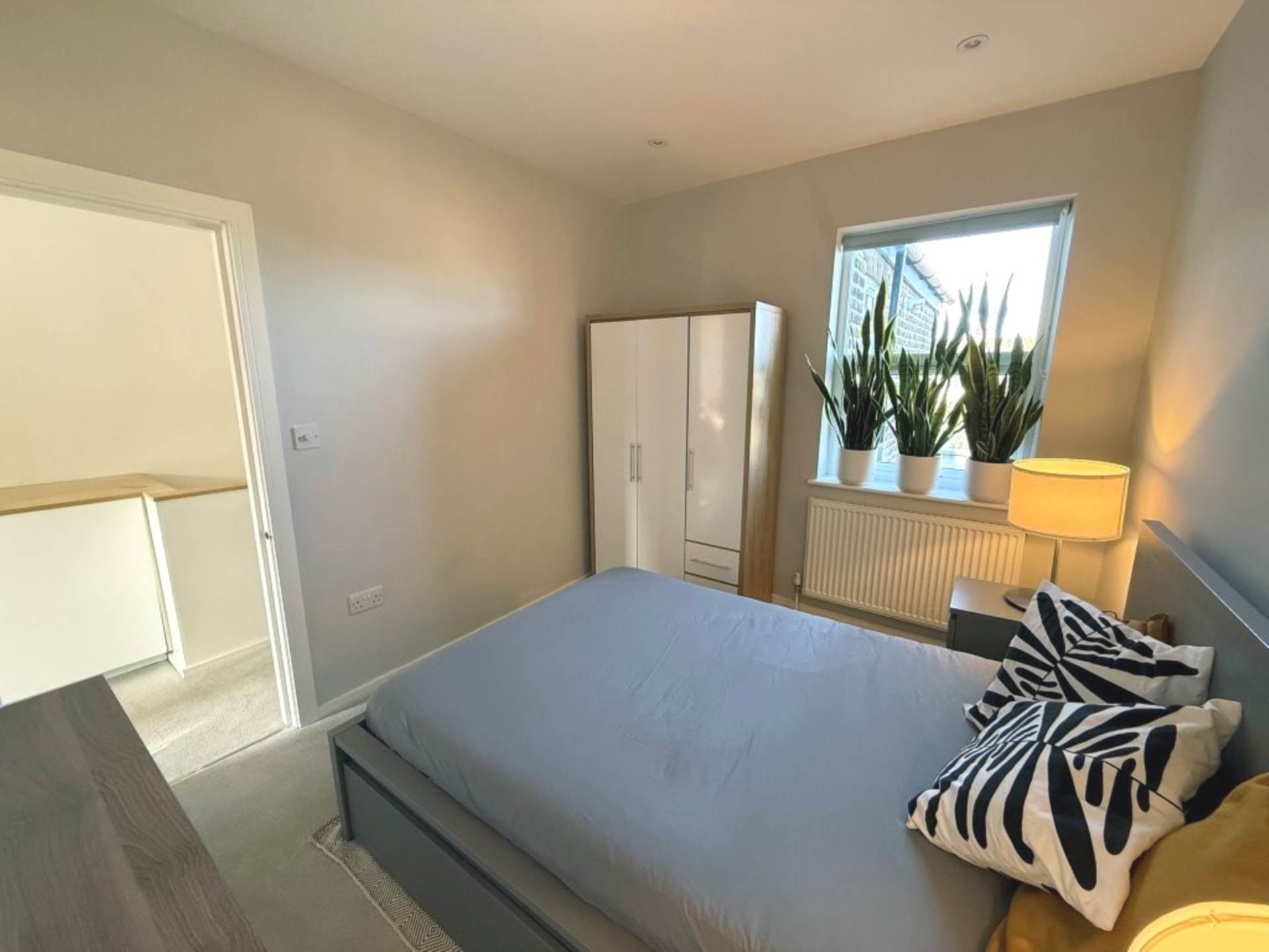 London E12 6DS 2 bed flat rental property internal/external image-2
