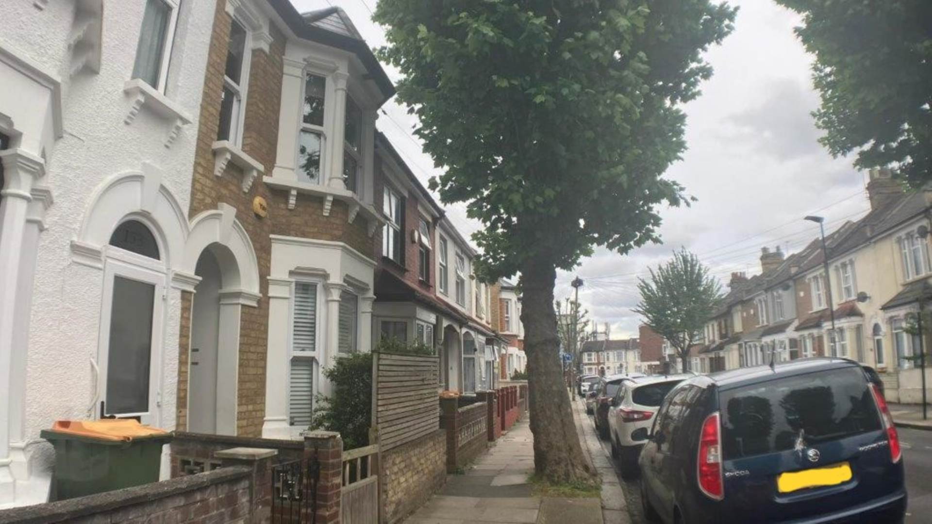 London E12 6DS 2 bed flat rental property internal/external image-6