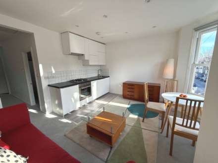 2 bed flat to rent in London E12