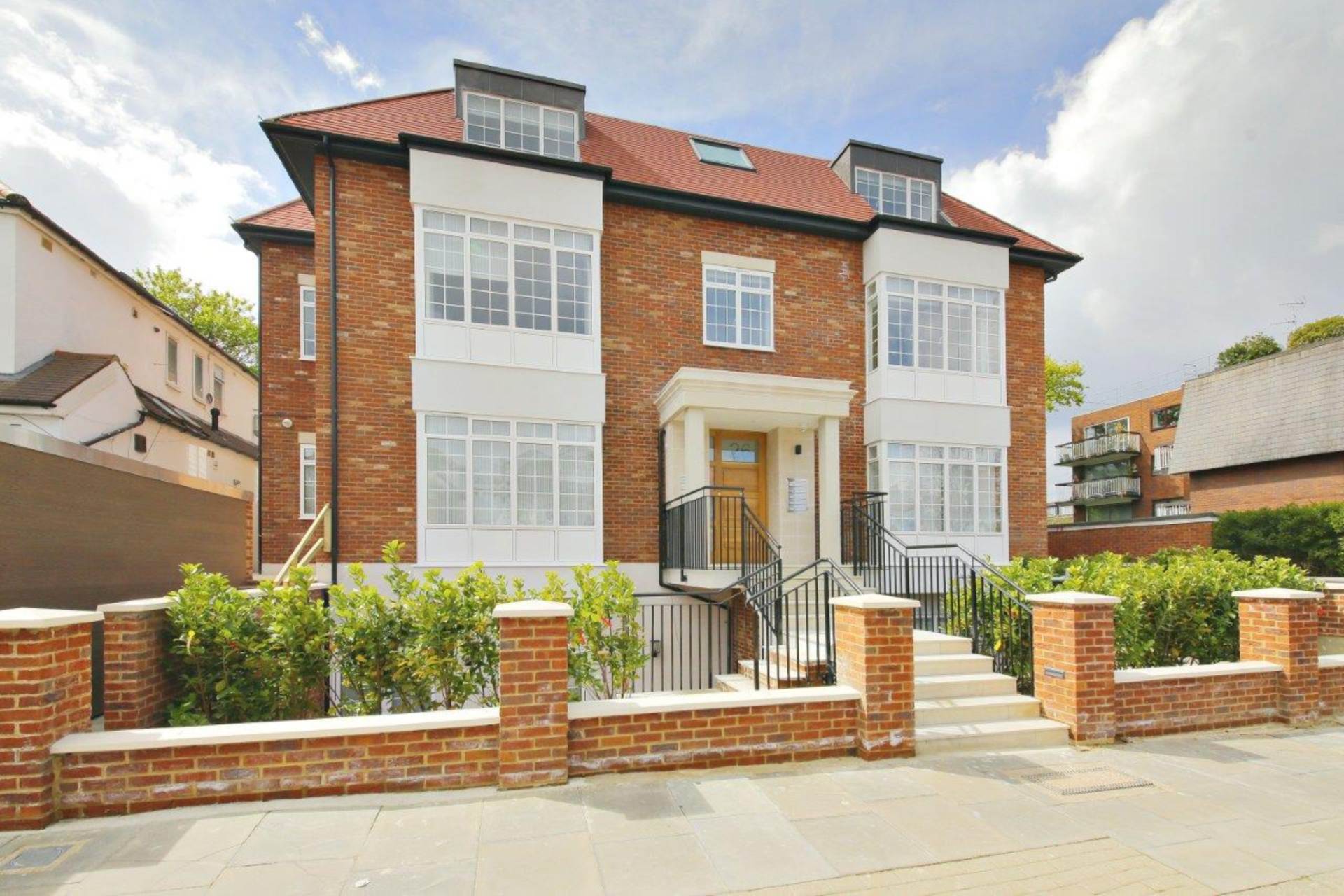 London NW11 8BL 3 bed flat rental property internal/external image-1