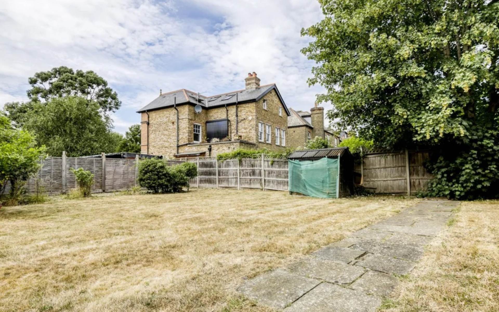 London W3 9SL 1 bed studio rental property internal/external image-5