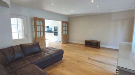 4 bed end terrace to rent in London N12