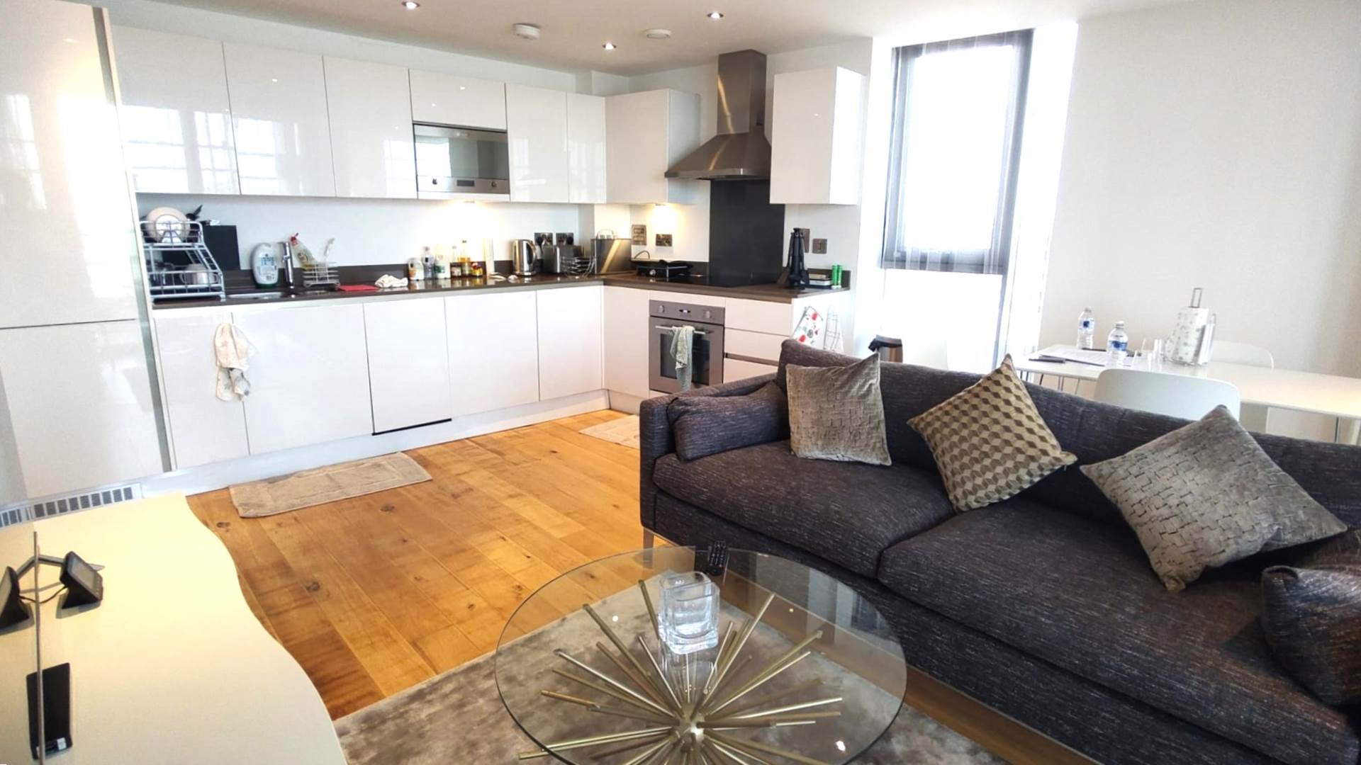 London W5 2SN 2 bed flat rental property internal/external image-3