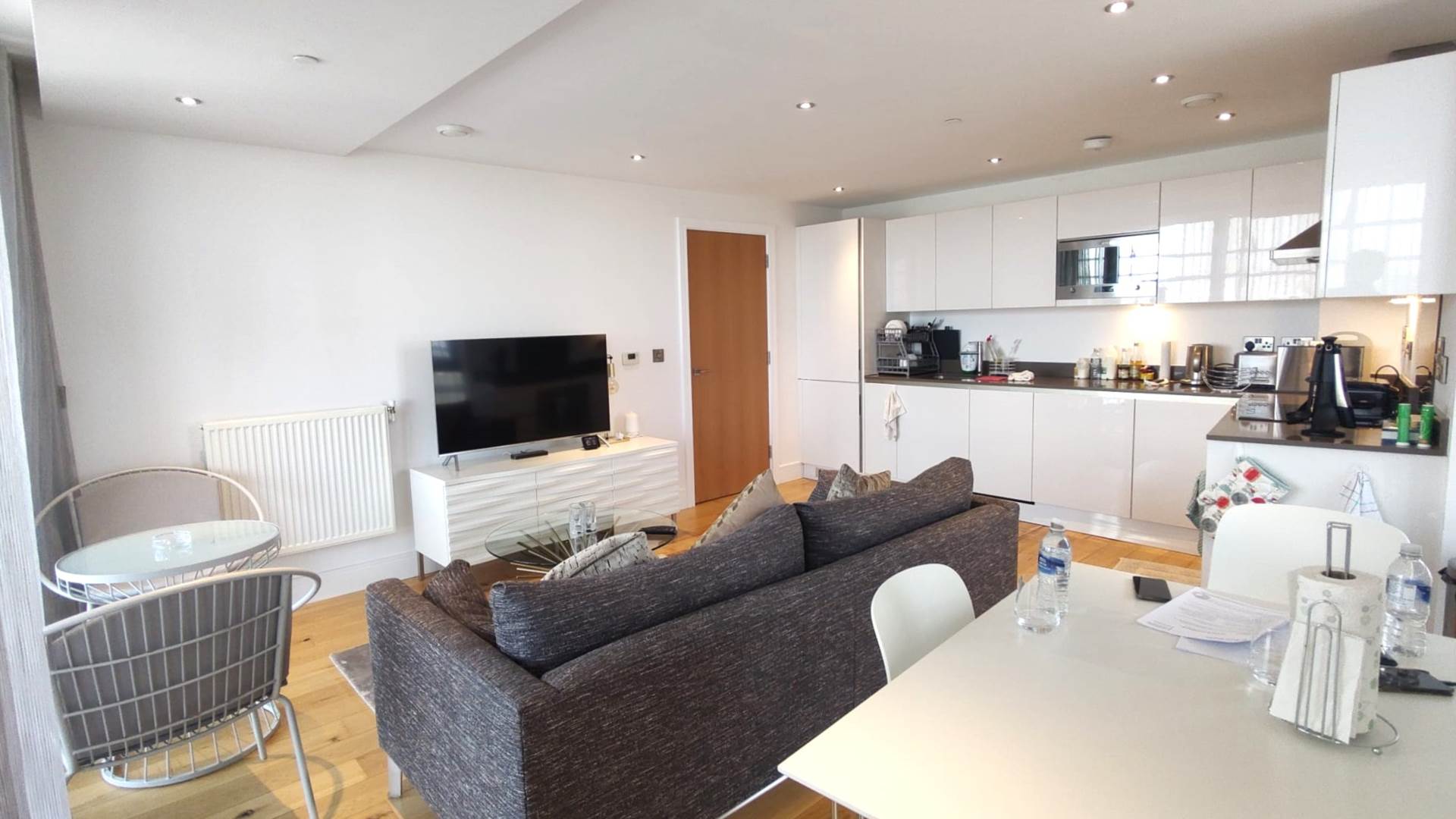 London W5 2SN 2 bed flat rental property internal/external image-4