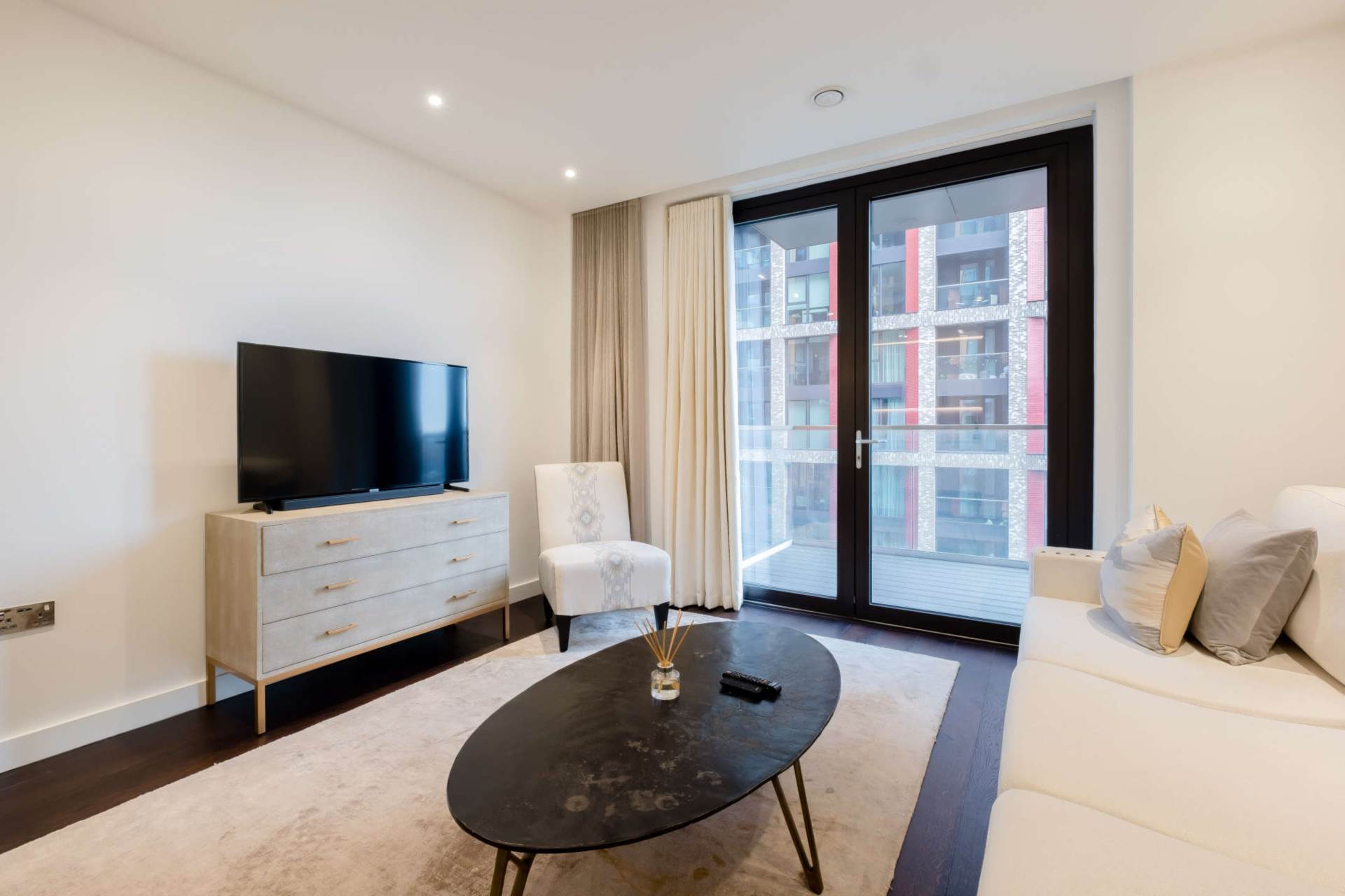 1 bed flat to rent | Charles Clowes Walk, London SW11 Picure-1