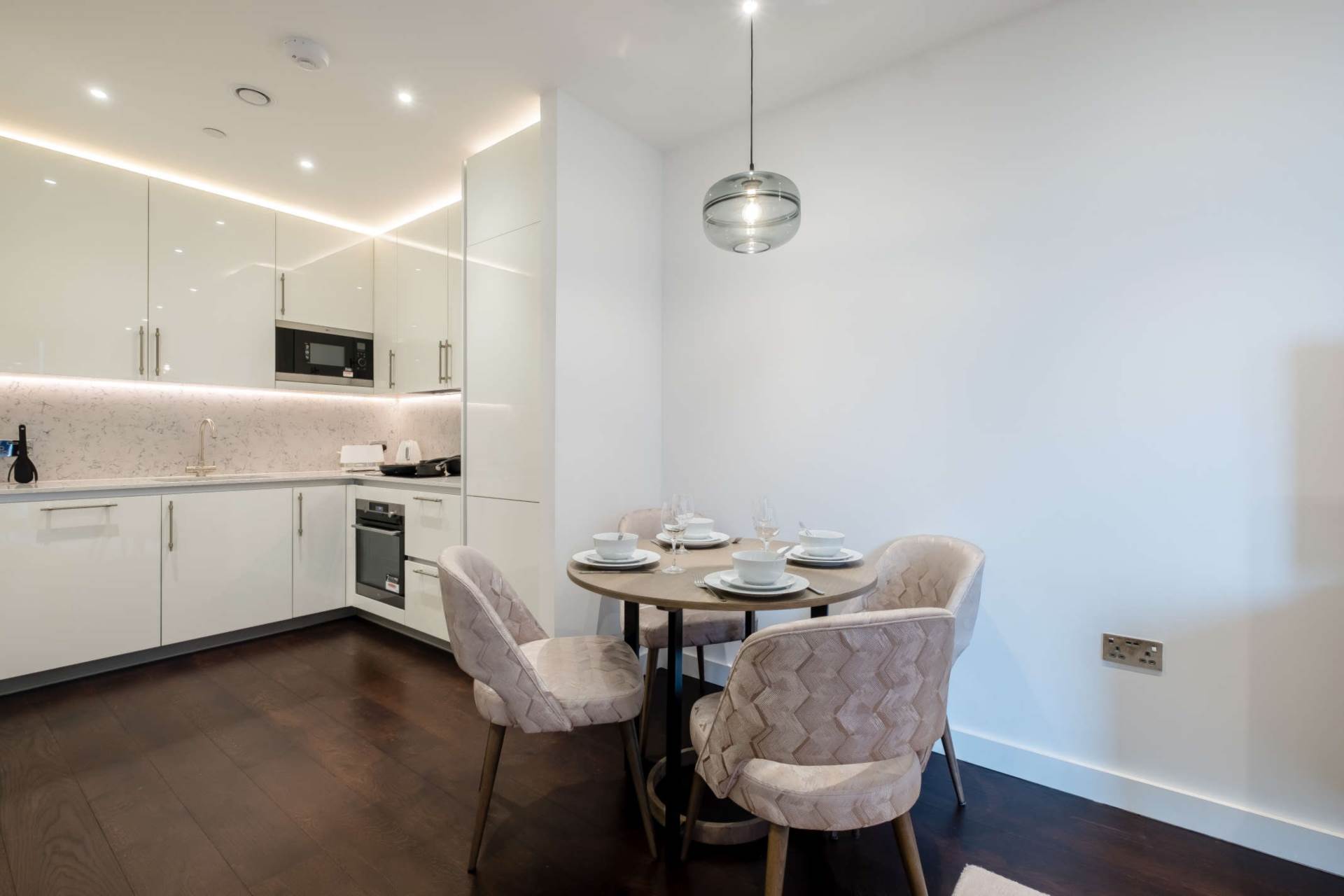 London SW11 7AG 1 bed flat rental property internal/external image-1