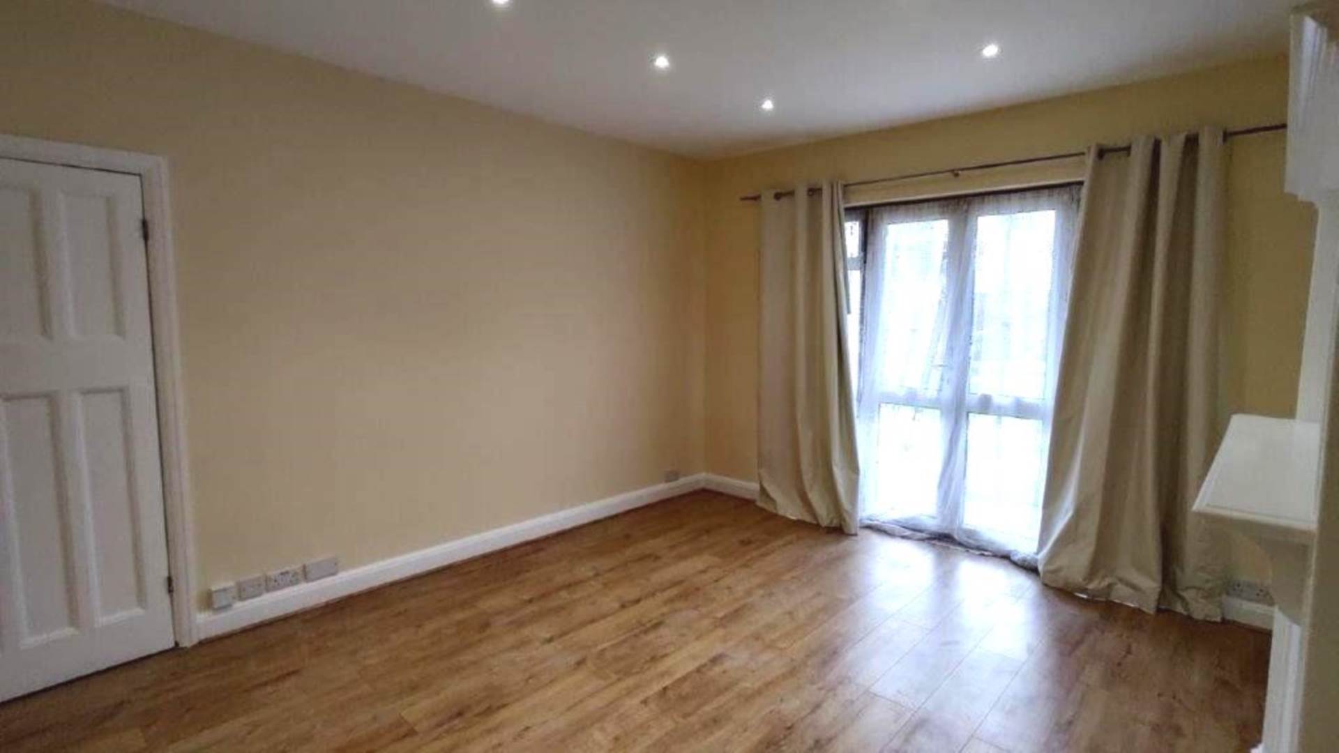 London HA8 7NB 4 bed semi-detached rental property internal/external image-2