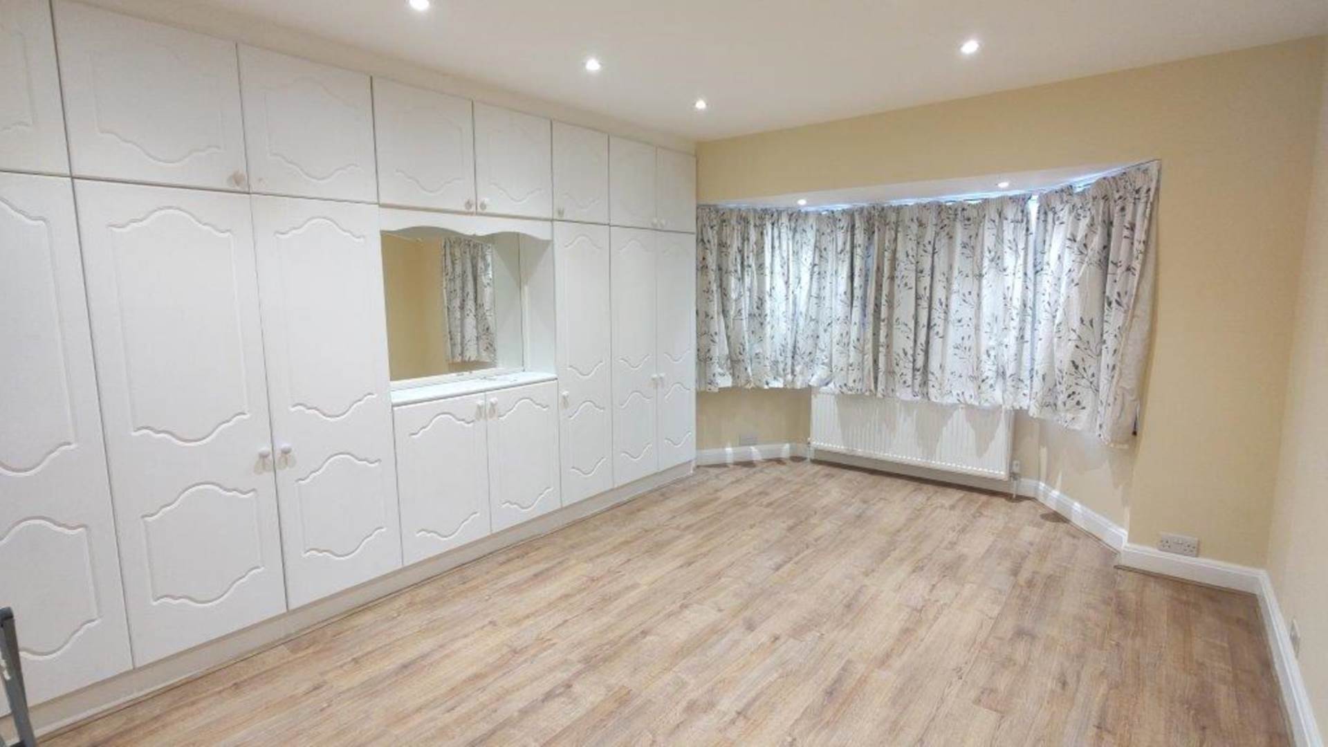 London HA8 7NB 4 bed semi-detached rental property internal/external image-4