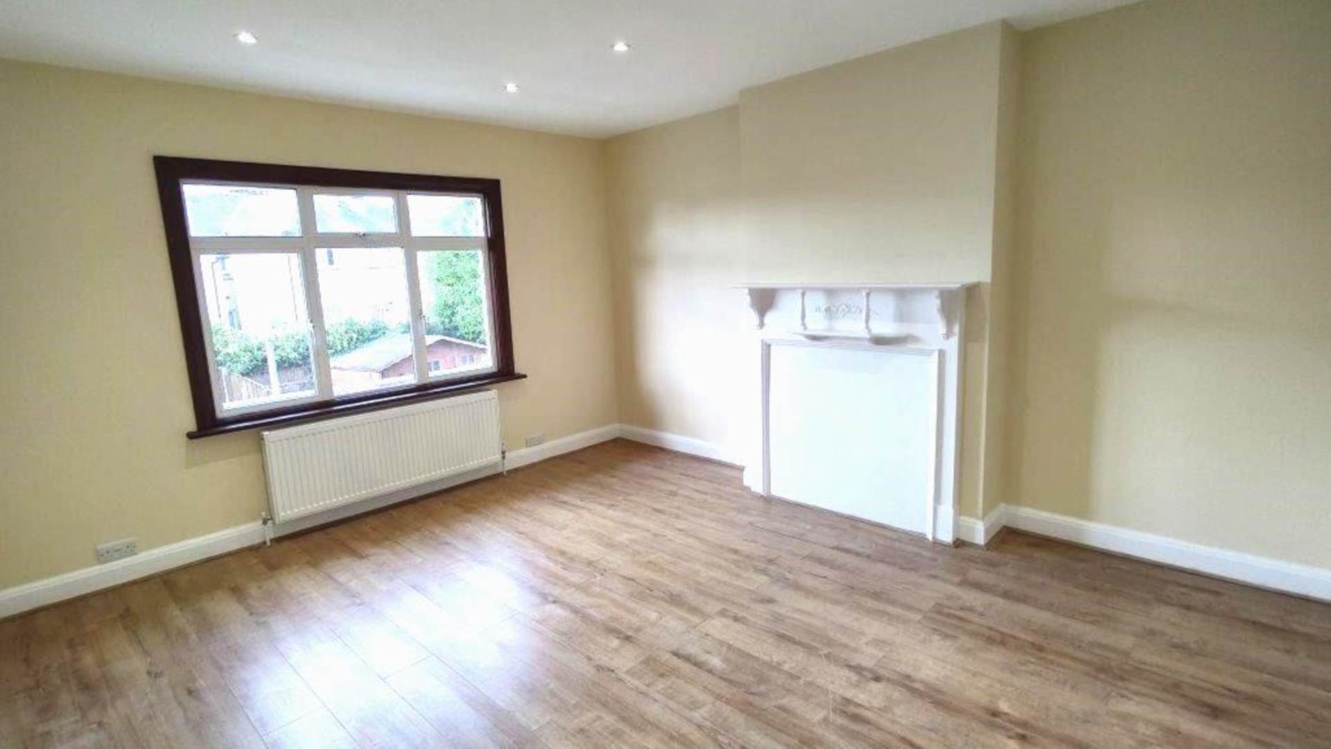 London HA8 7NB 4 bed semi-detached rental property internal/external image-5