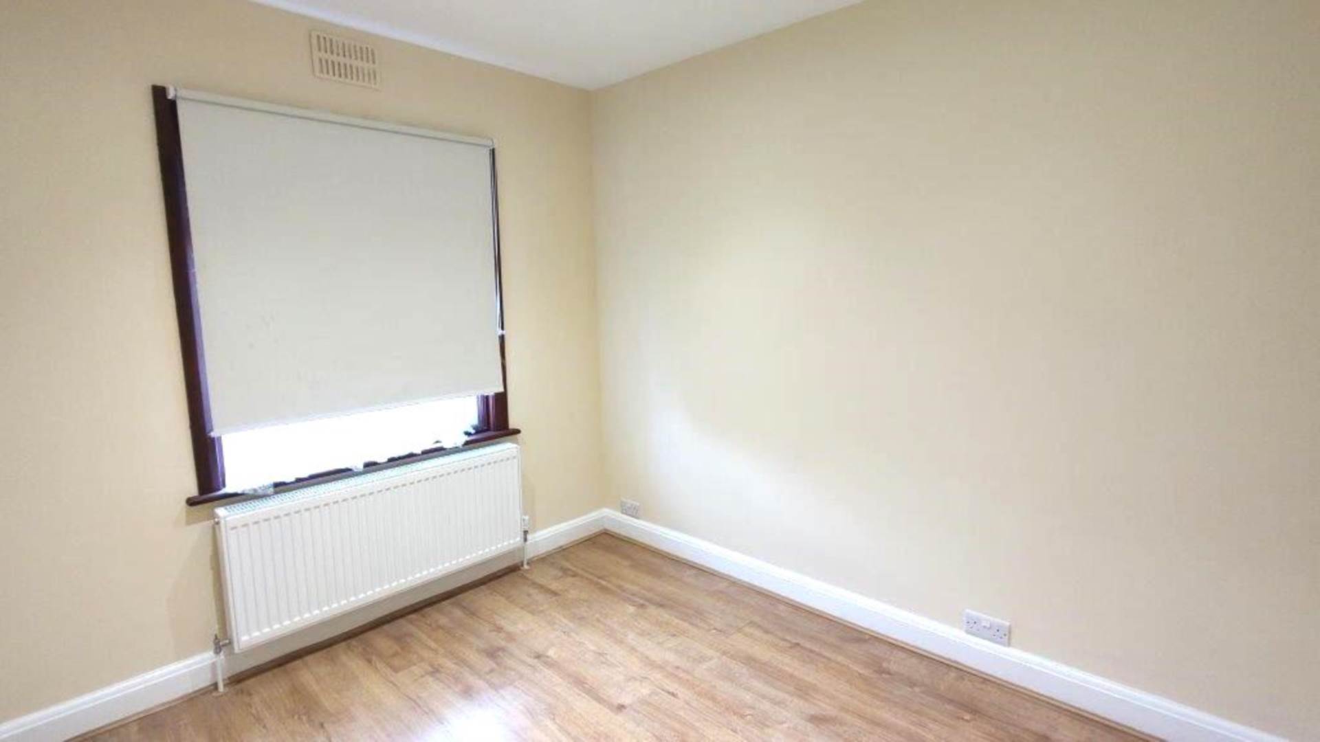 London HA8 7NB 4 bed semi-detached rental property internal/external image-7