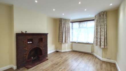 4 bed semi-detached to rent in London HA8
