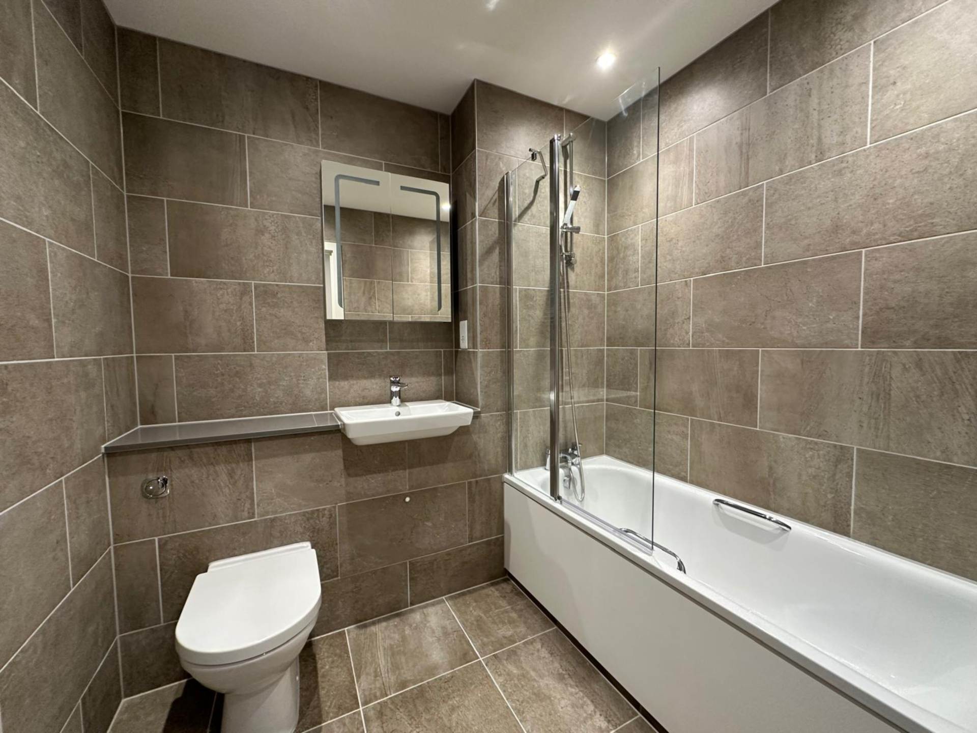 London N3 1QG 2 bed flat sales property internal/external image-2