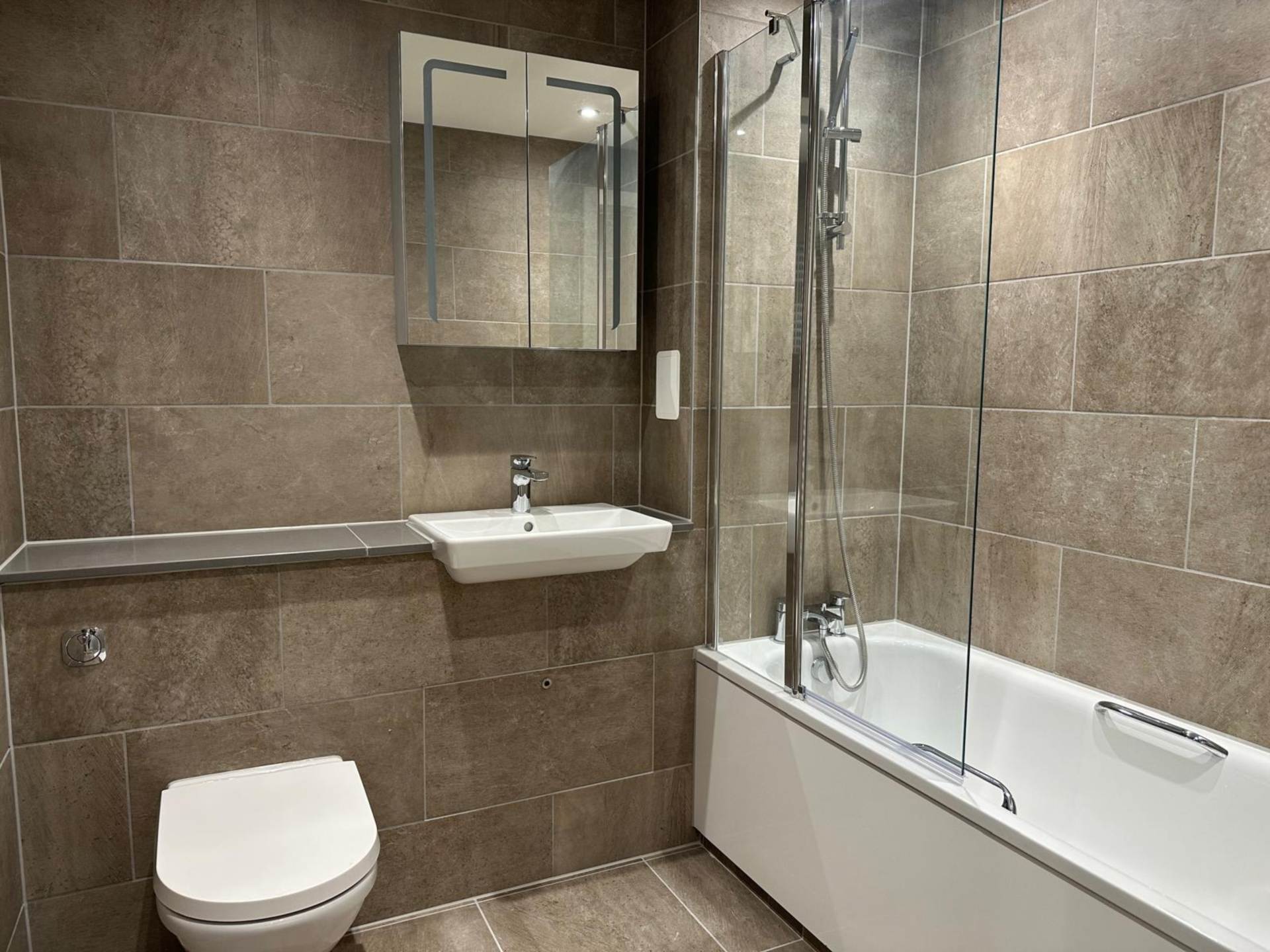 London N3 1QG 2 bed flat sales property internal/external image-4