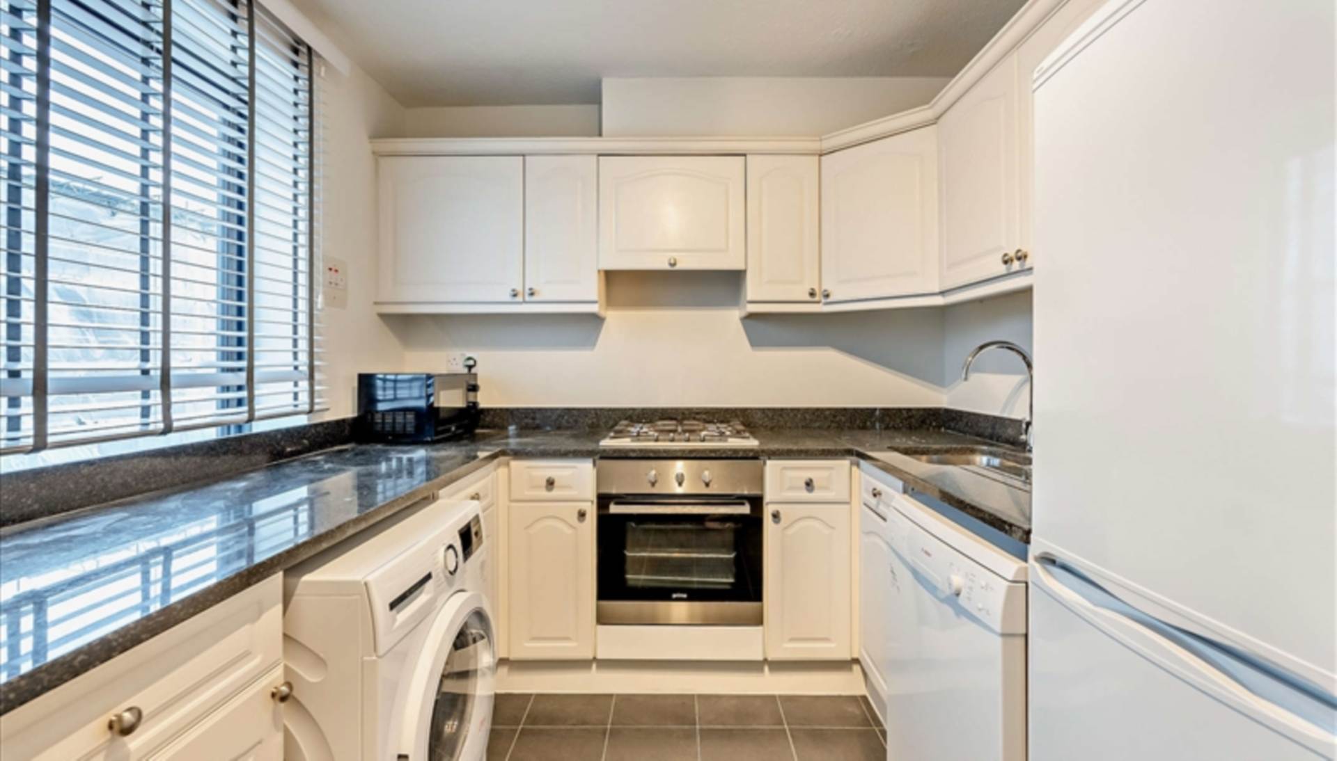 London SW3 6SN 2 bed flat rental property internal/external image-2