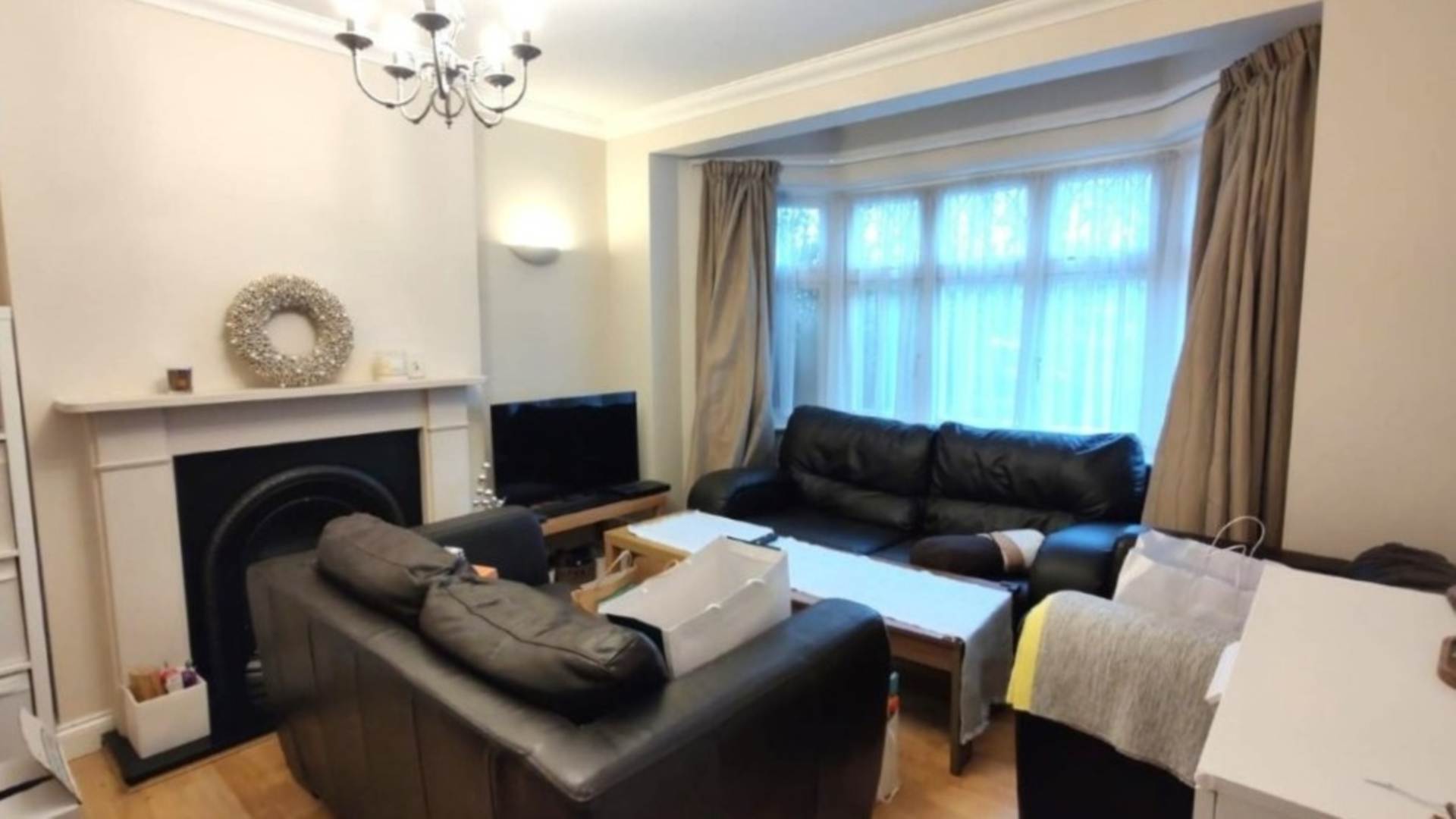 London W3 0LS 4 bed terrace rental property internal/external image-1