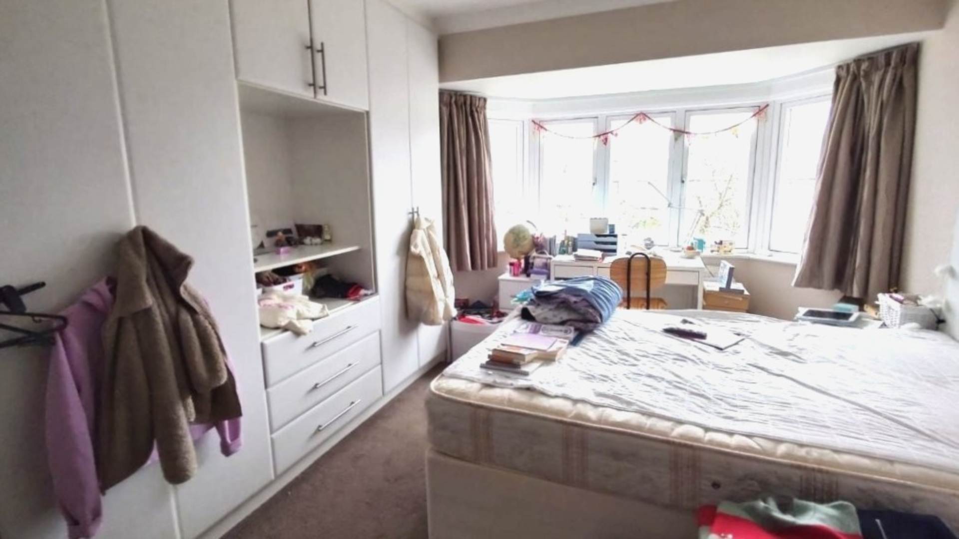 London W3 0LS 4 bed terrace rental property internal/external image-3