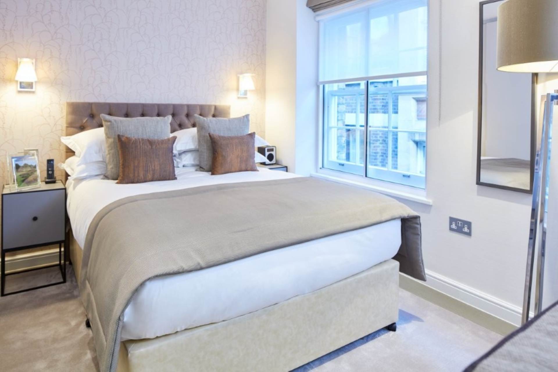 London EC4M 9DT 1 bed studio rental property internal/external image-2