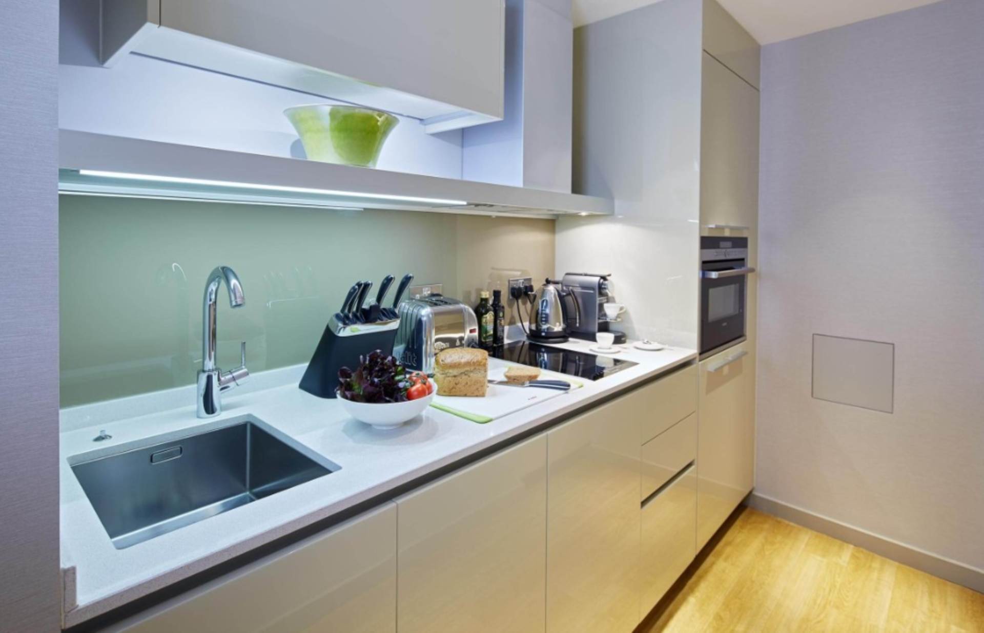 London EC3R 6AG 1 bed studio rental property internal/external image-1