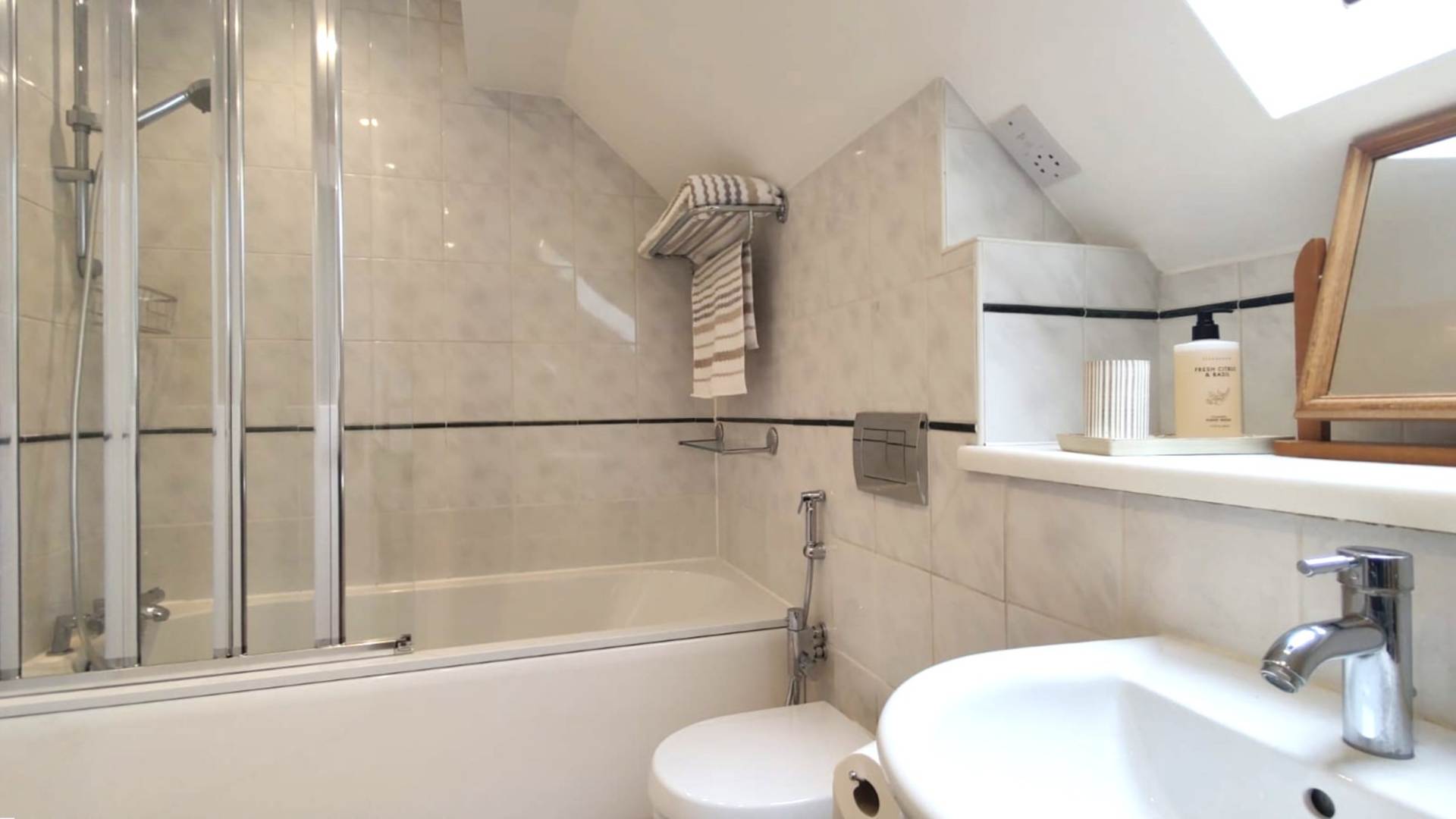 London N3 2BN 2 bed maisonette rental property internal/external image-8