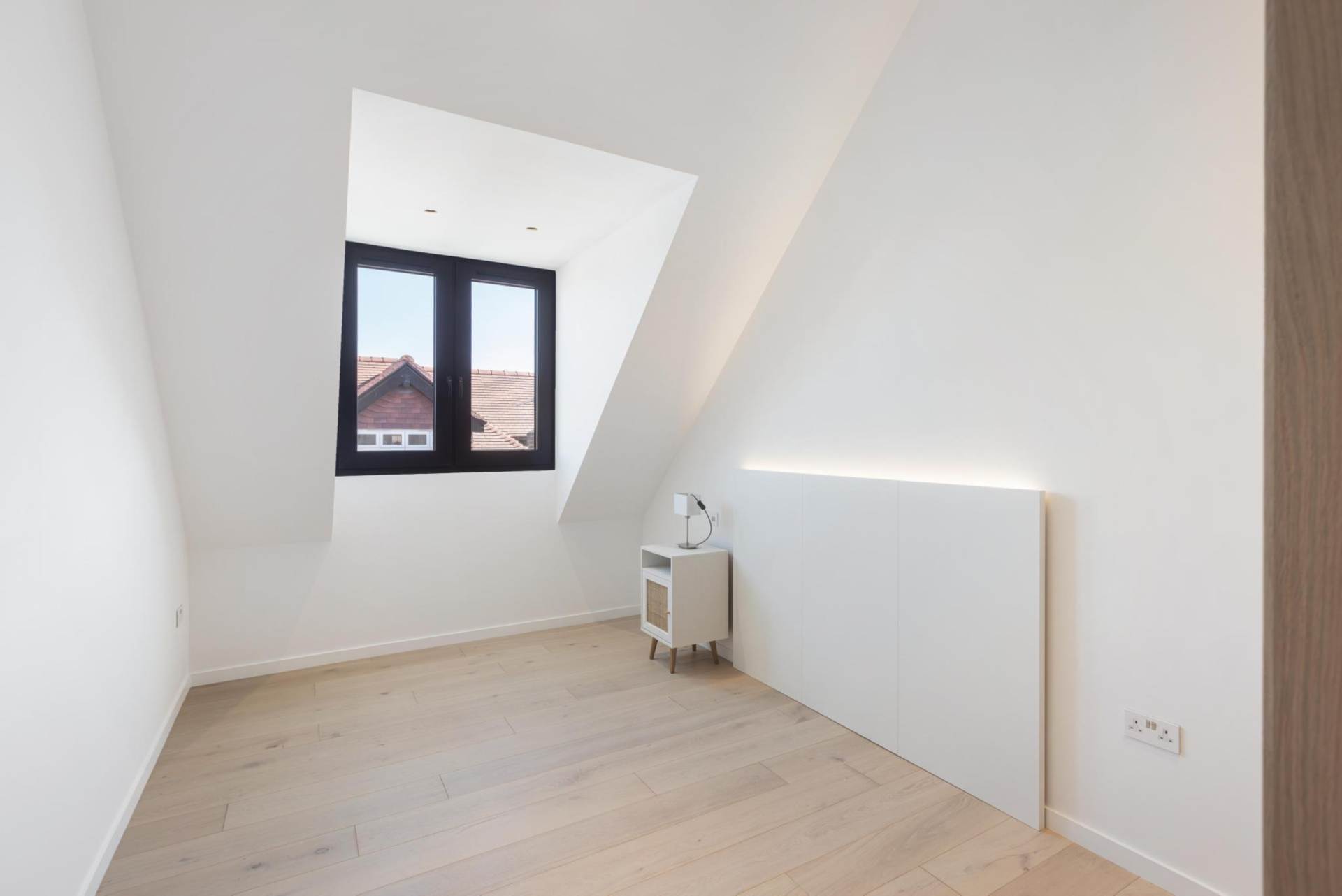 London W3 9HG 1 bed flat sales property internal/external image-3