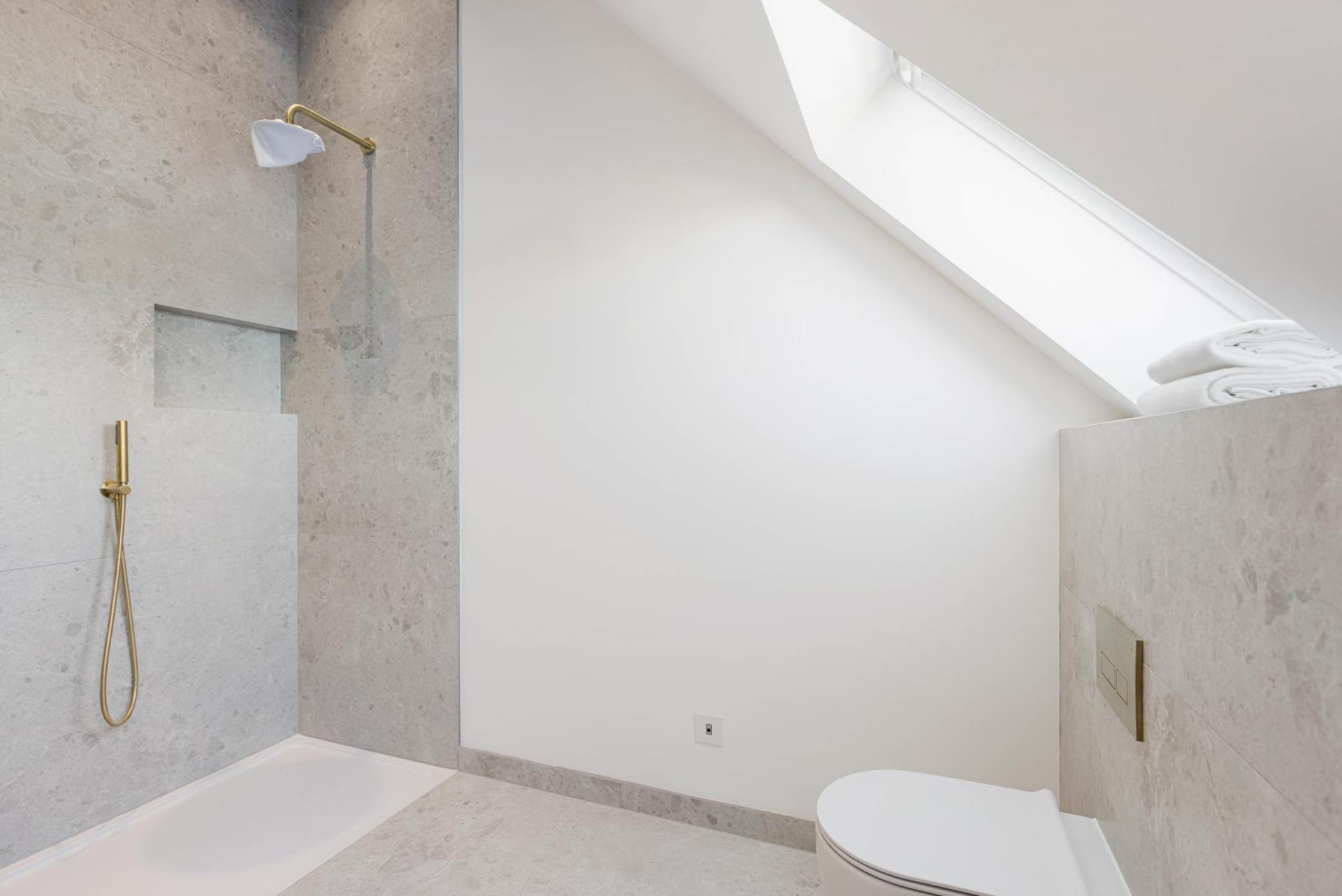 London W3 9HG 2 bed flat sales property internal/external image-9
