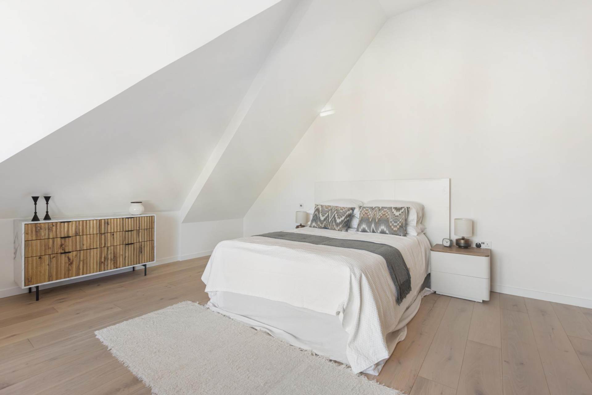 London W3 9HG 2 bed flat sales property internal/external image-12