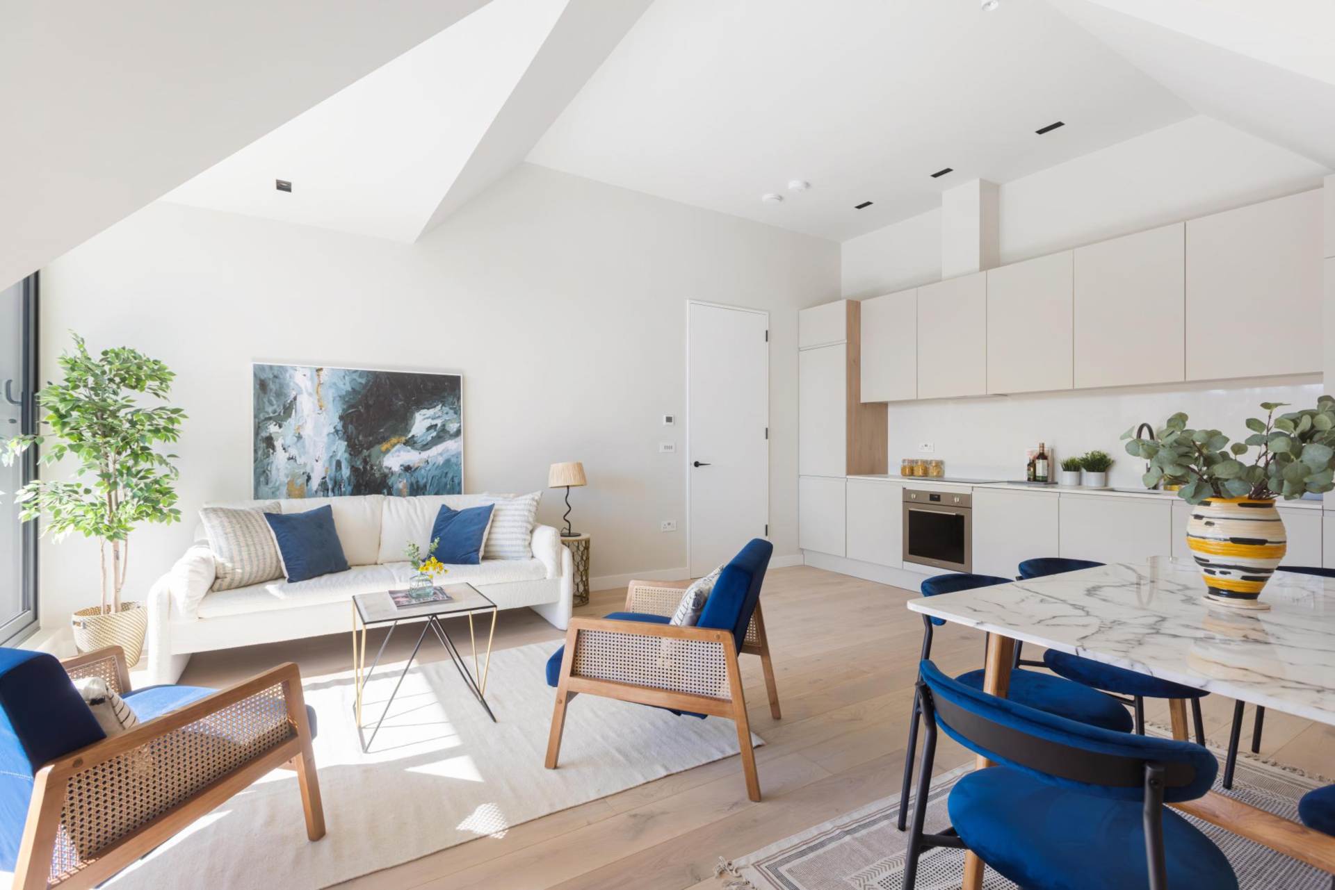 London W3 9HG 2 bed flat sales property internal/external image-1