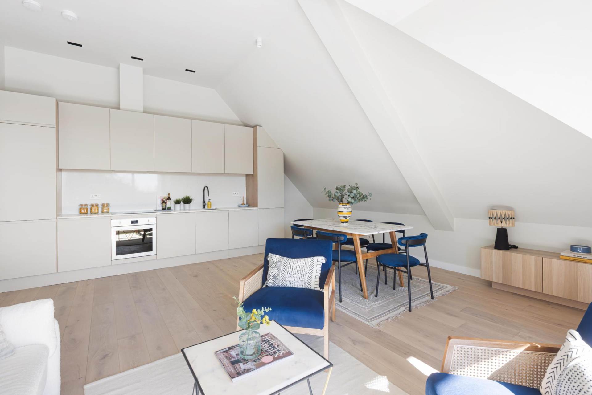 London W3 9HG 2 bed flat sales property internal/external image-3