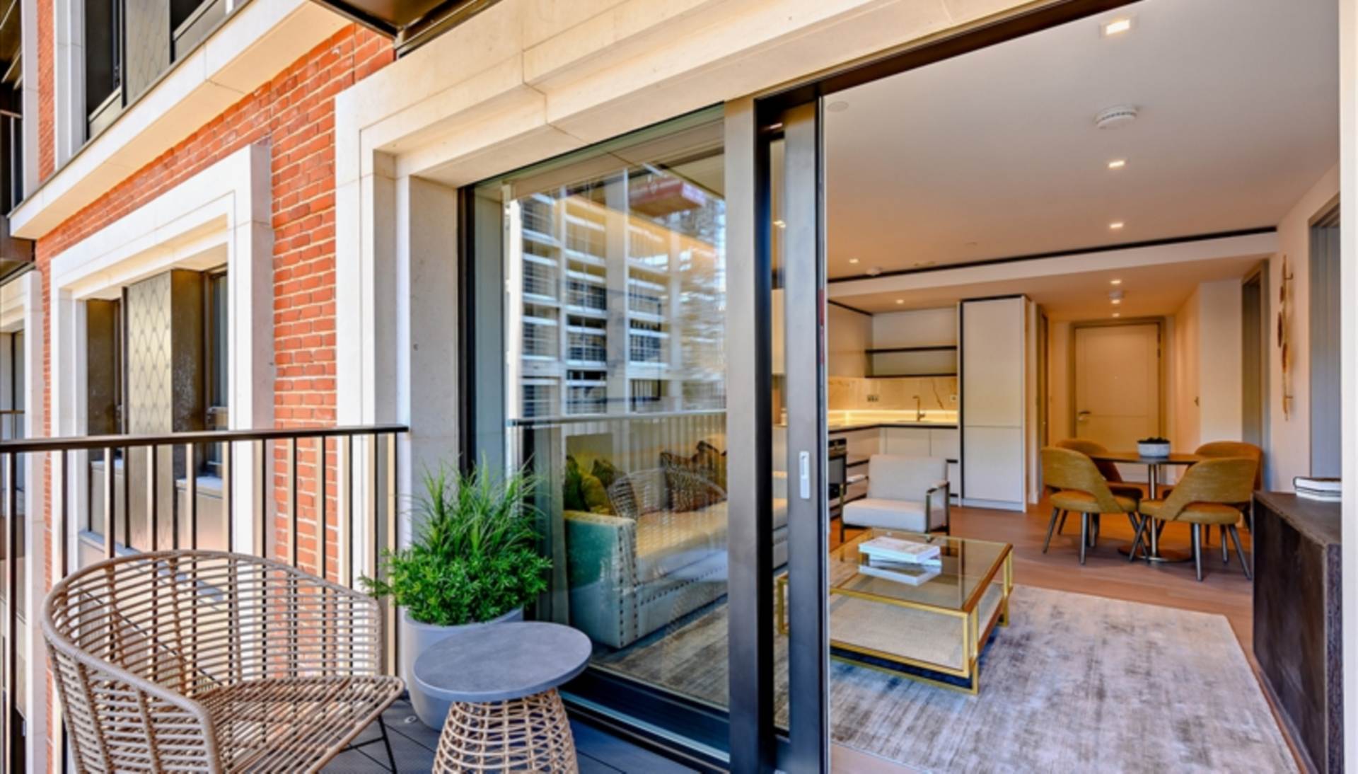London W2 1EY 2 bed flat rental property internal/external image-5