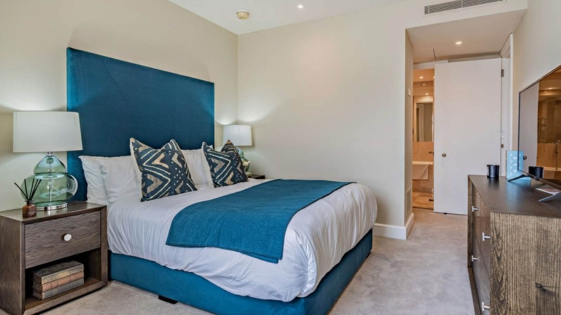 London E14 8RW 1 bed flat rental property internal/external image-4