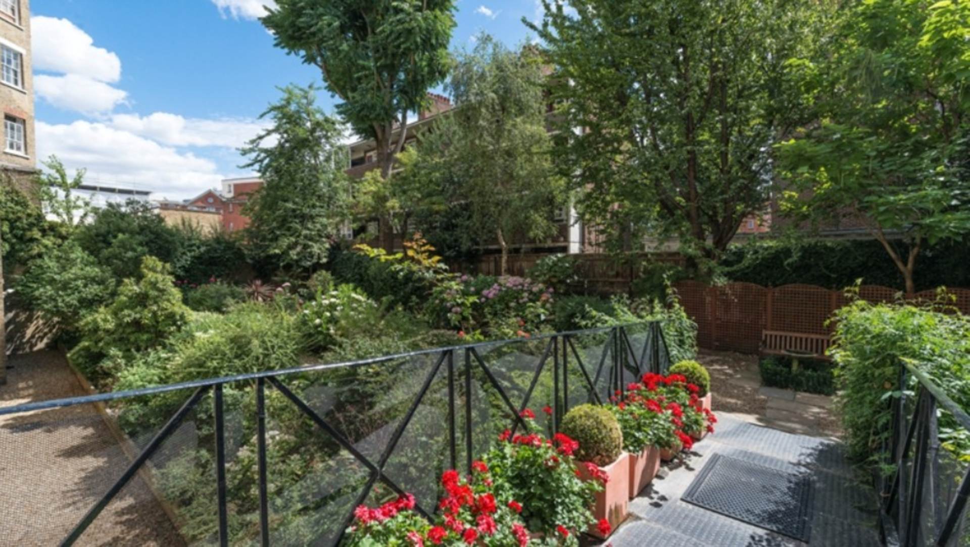 London SW3 6SH 1 bed flat rental property internal/external image-7