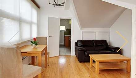 2 bed flat to rent in London N12