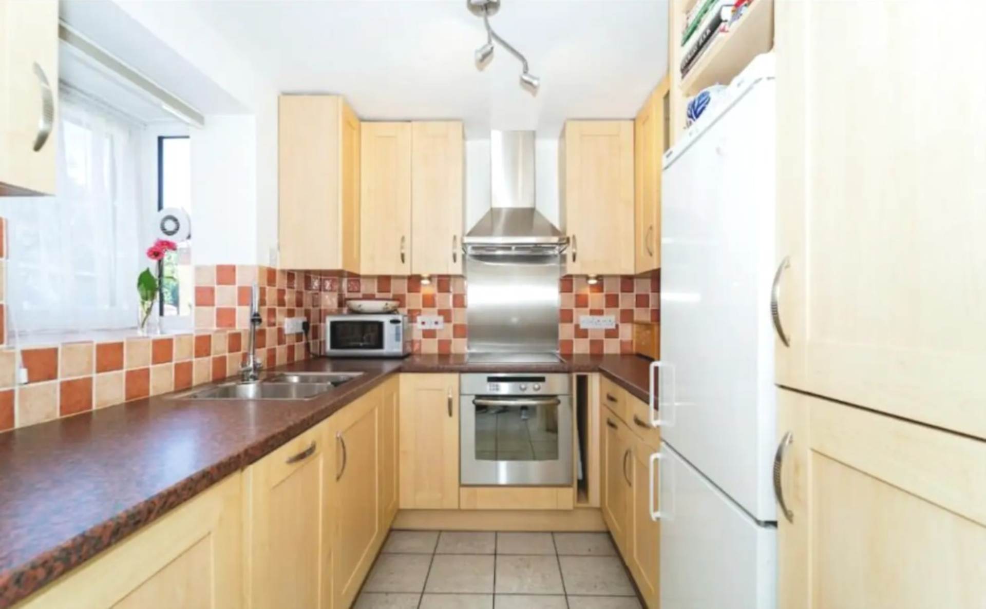 London UB10 8TR 2 bed terrace rental property internal/external image-2