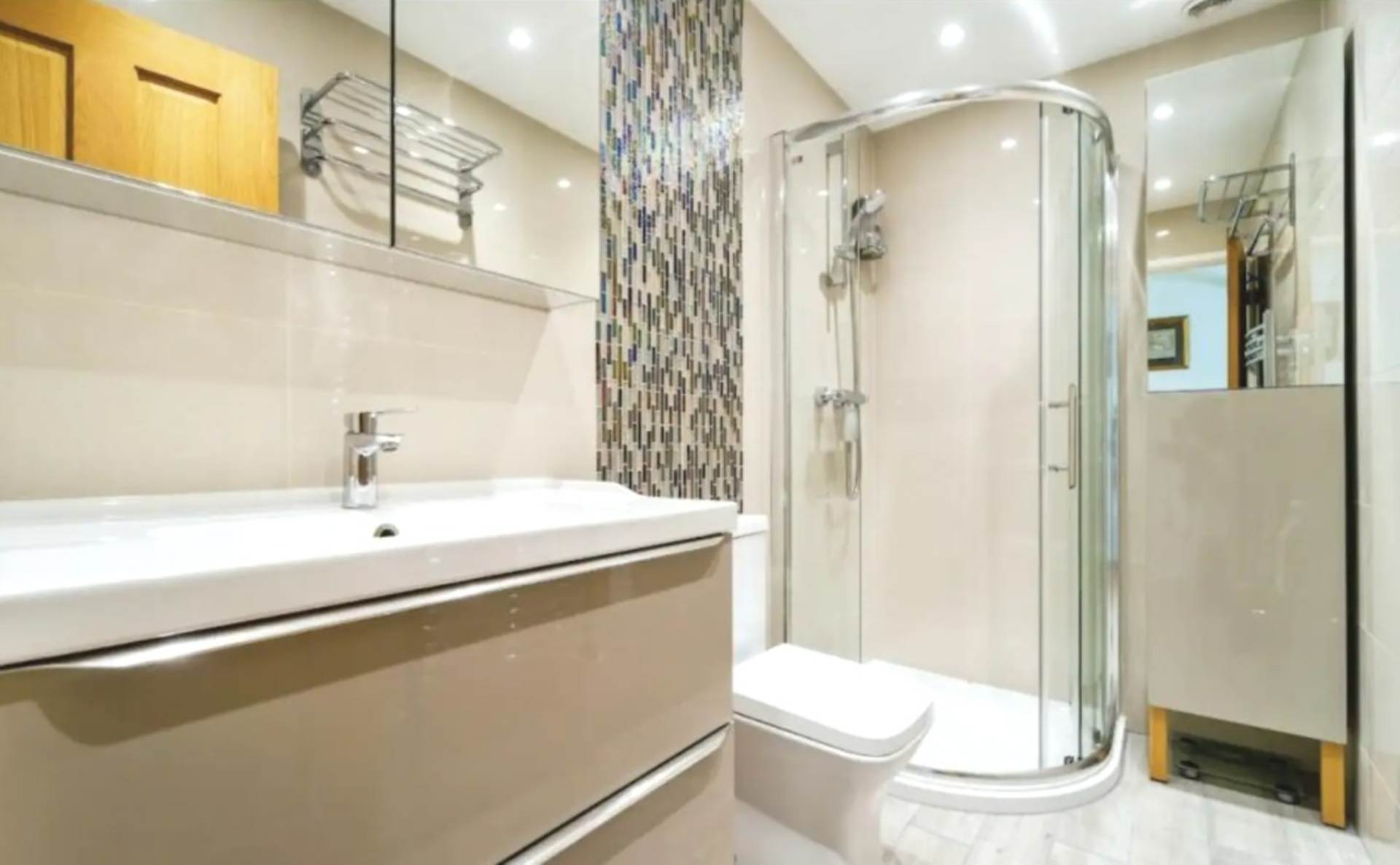 London UB10 8TR 2 bed terrace rental property internal/external image-5