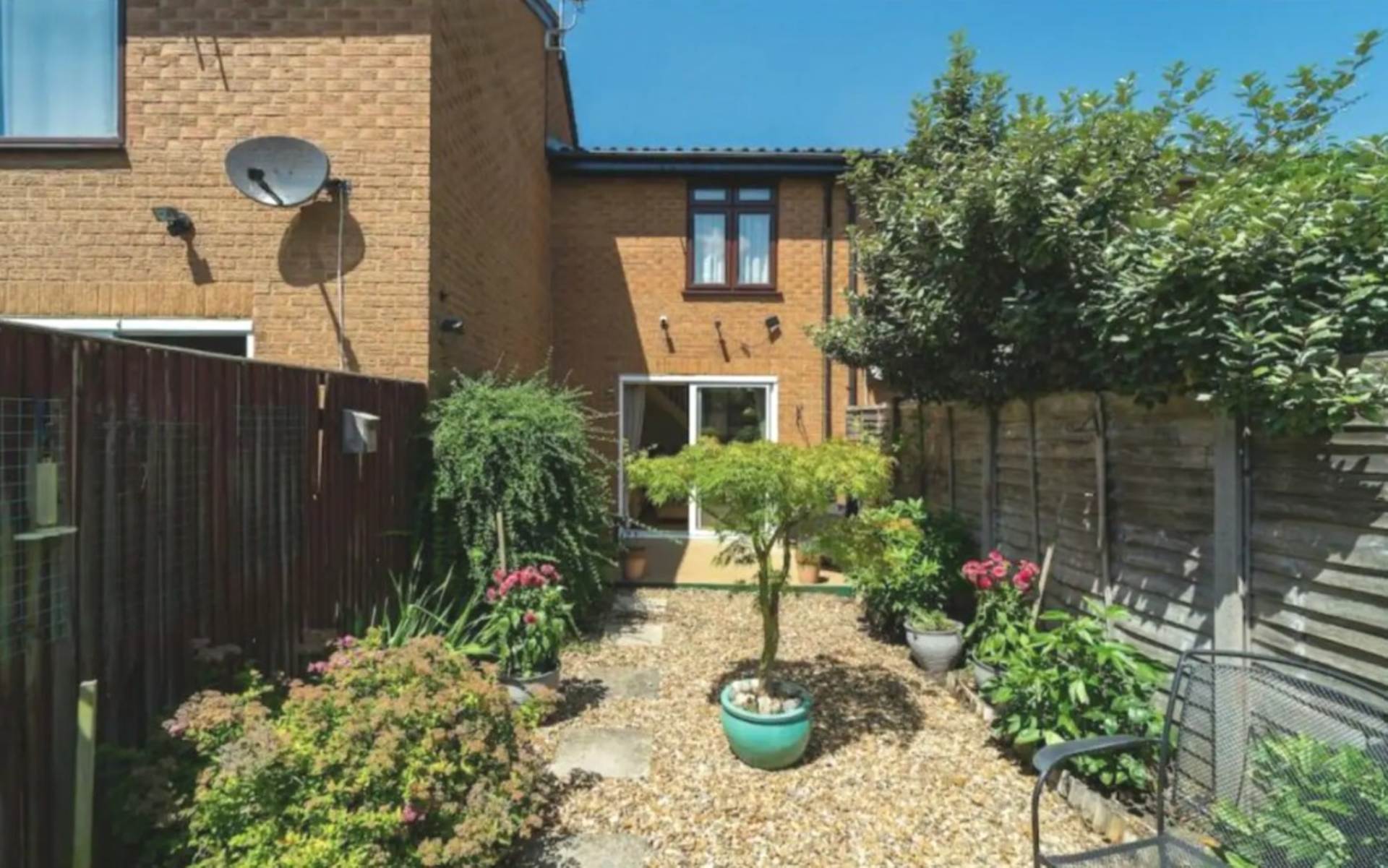 London UB10 8TR 2 bed terrace rental property internal/external image-7
