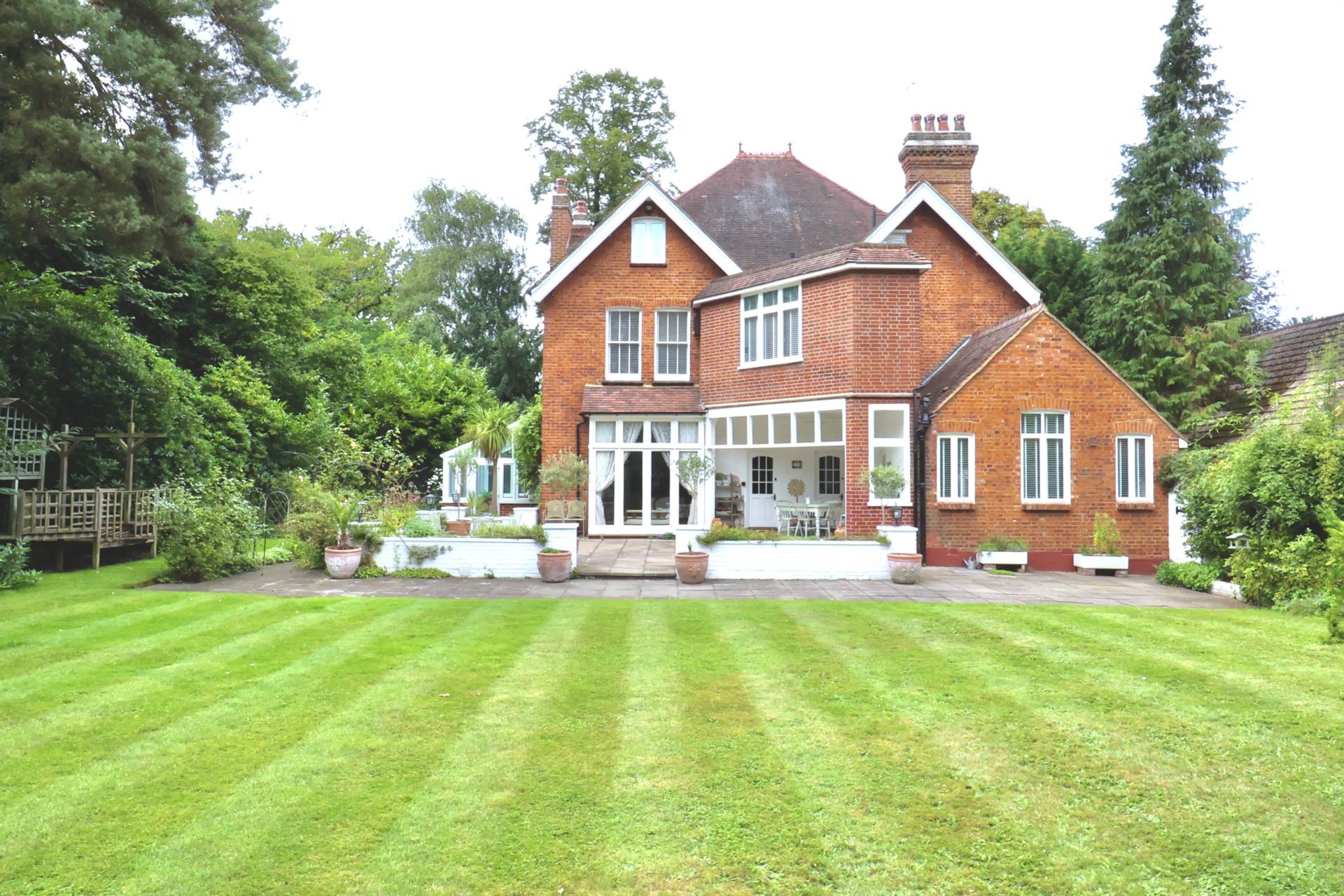 8 ベッド ディタッチ ロンドン売買物件 | Ashley Road, Elmbridge, Walton On Thames, Surrey KT12 Picure-1
