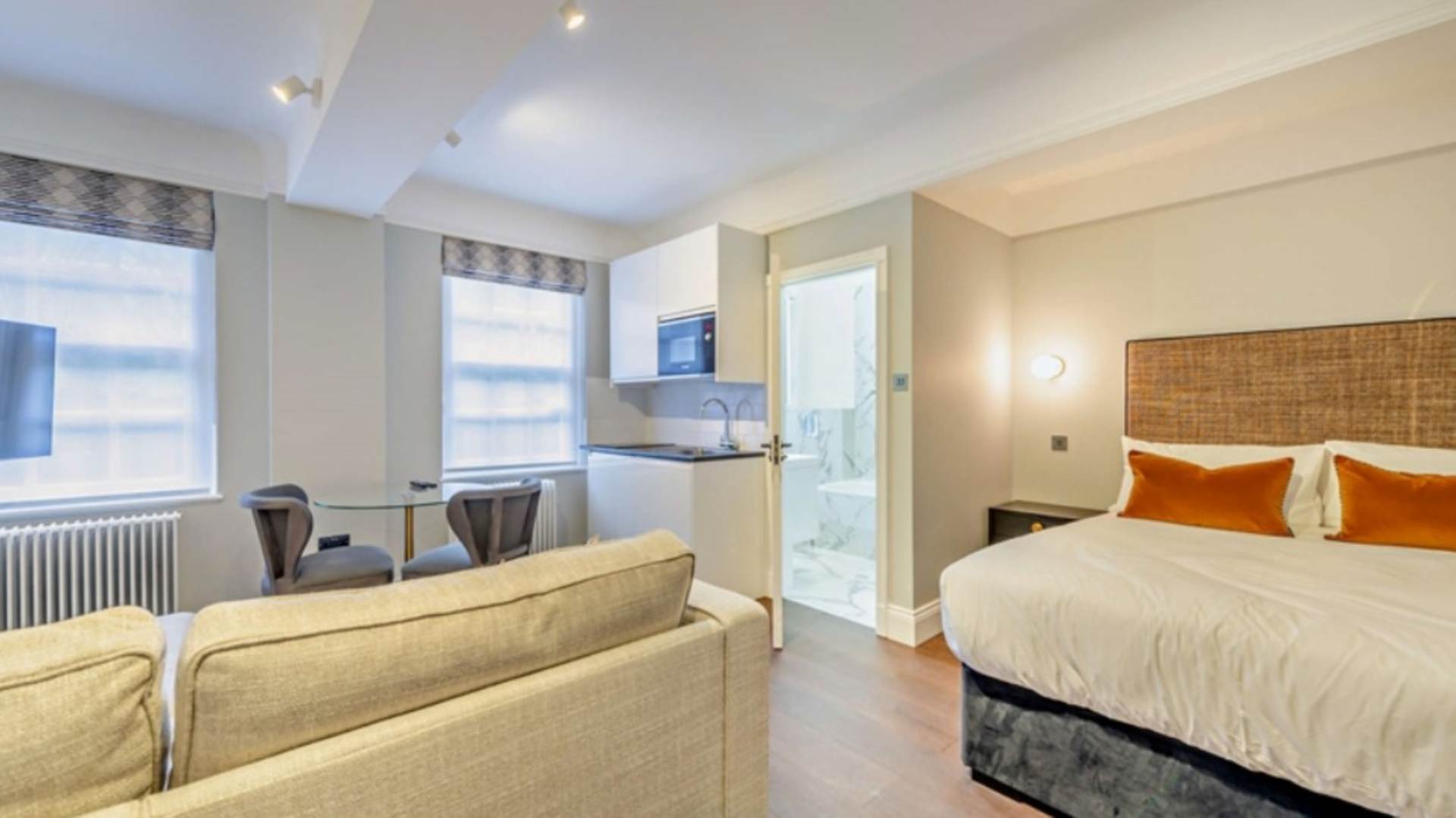 London SW3 6SH 1 bed studio rental property internal/external image-2