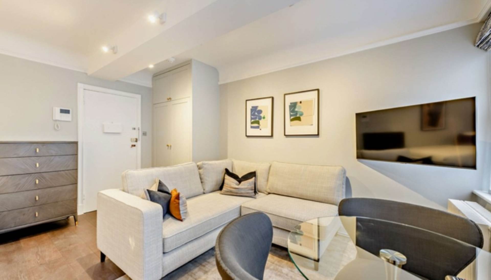 London SW3 6SH 1 bed studio rental property internal/external image-3