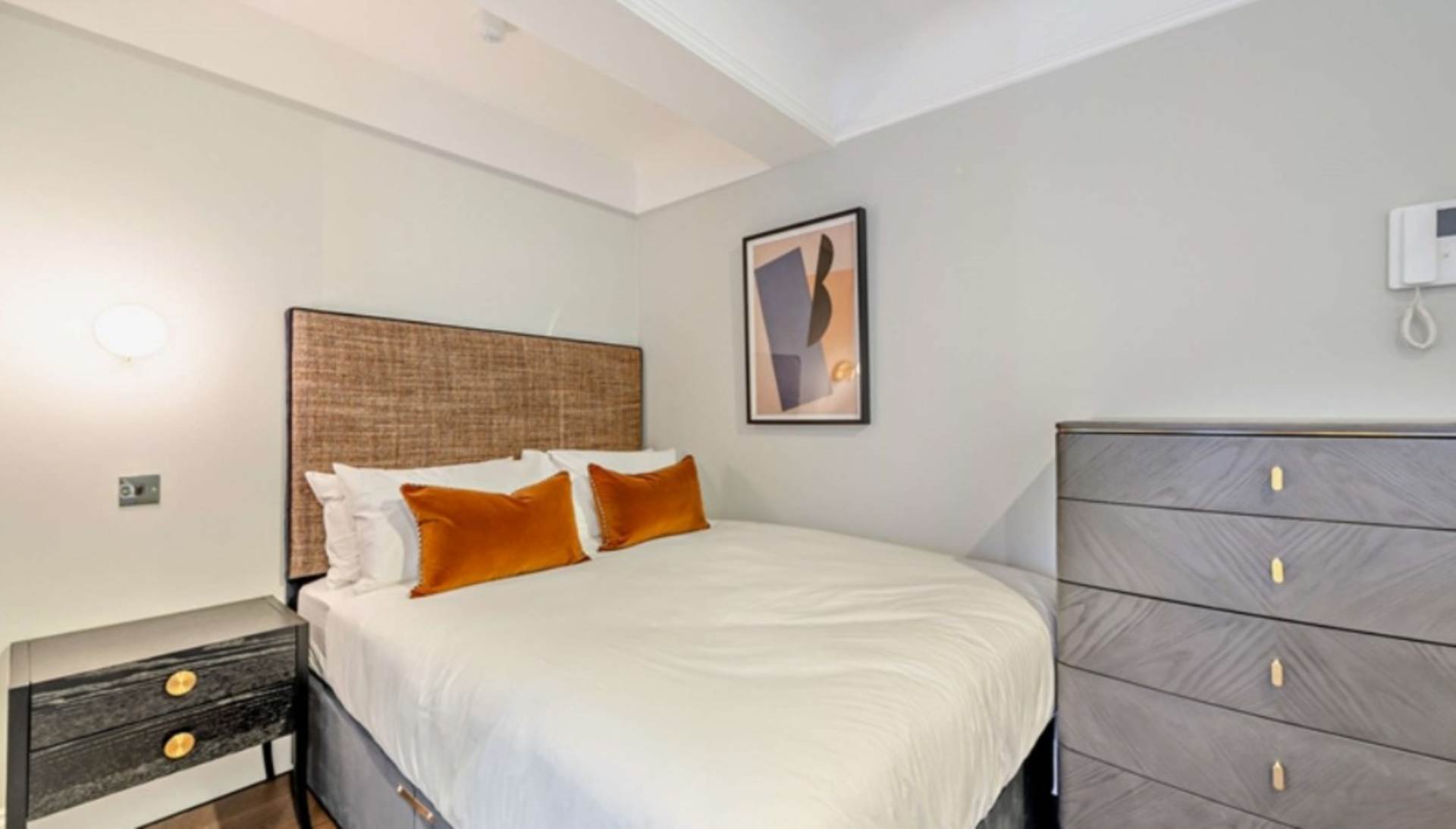 London SW3 6SH 1 bed studio rental property internal/external image-4