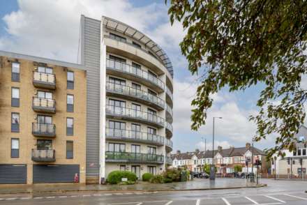 2 bed flat for sale in London SW19