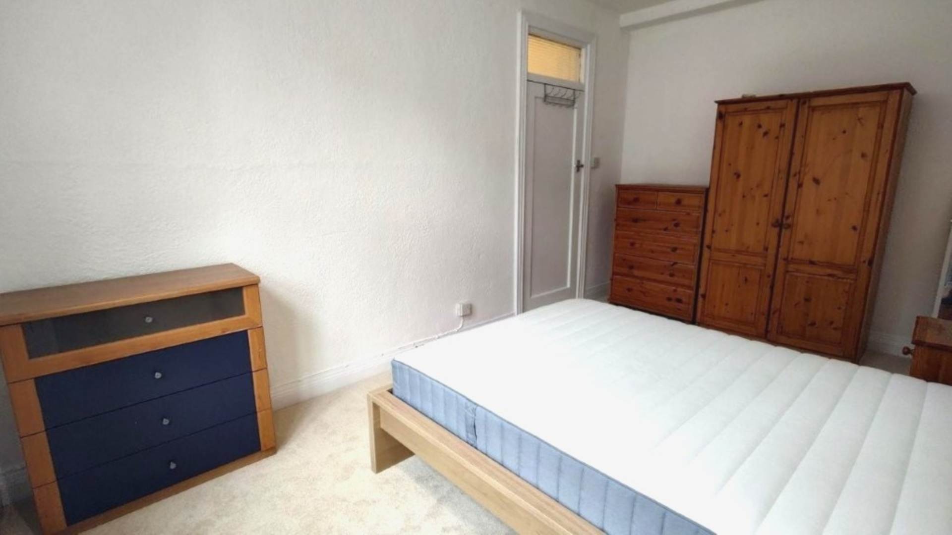 London W11 1QH 1 bed flat rental property internal/external image-5
