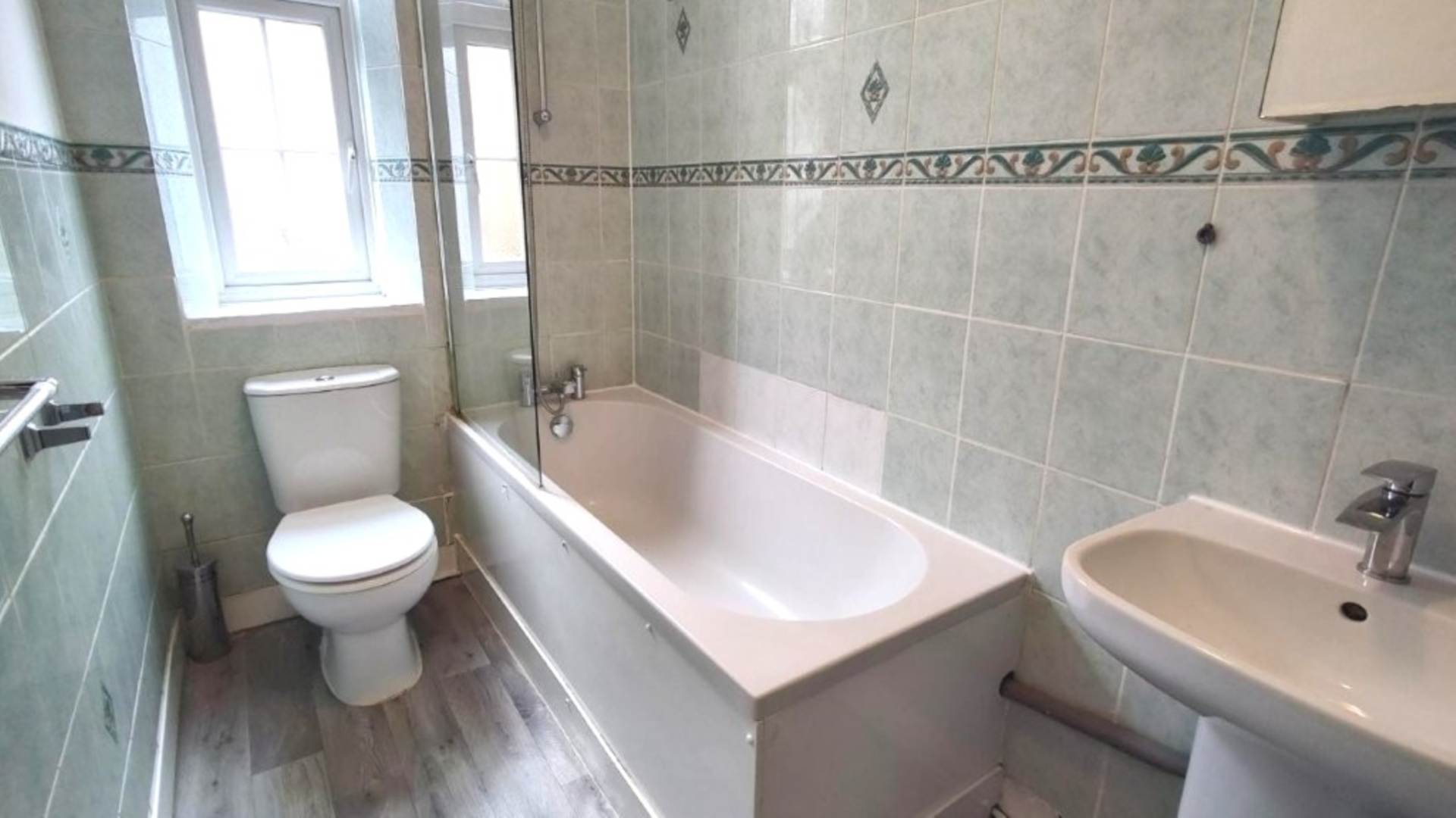 London W11 1QH 1 bed flat rental property internal/external image-6