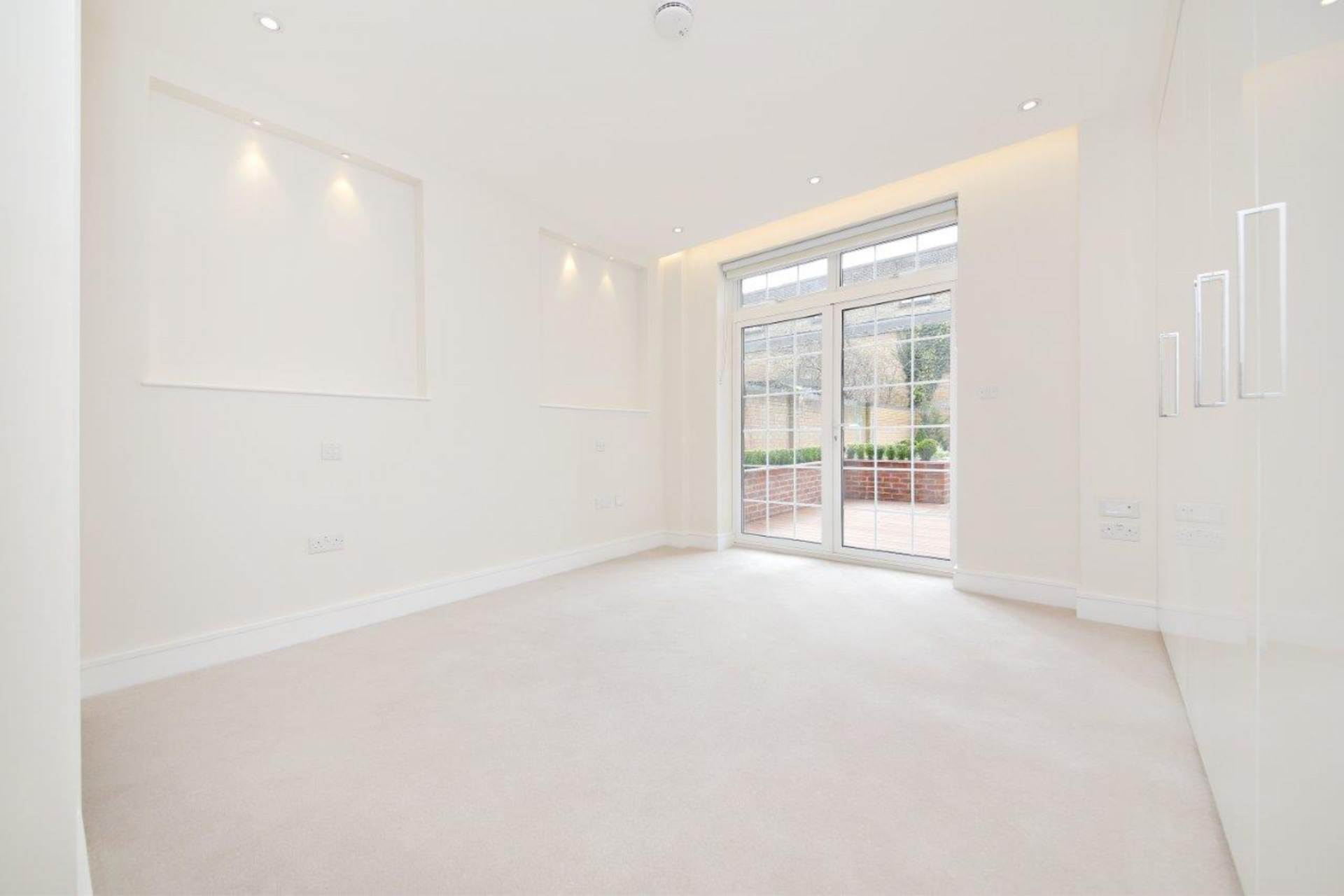 London NW11 8BL 2 bed flat rental property internal/external image-4