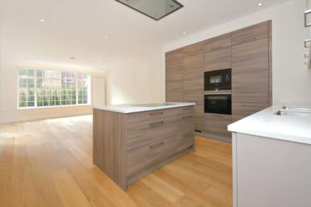 2 bed flat to rent in London NW11
